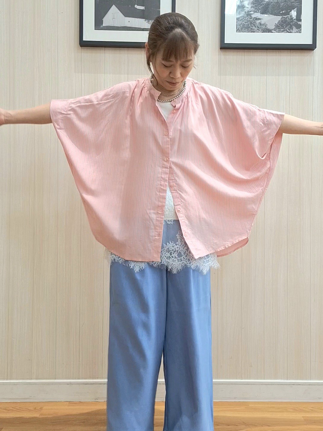 Saoさんの「SHOO･LA･RUE｜【洗濯機可/体型カバー】二の腕隠れる ゆるっとドルマンバンドカラーシャツ」を使ったコーディネート
