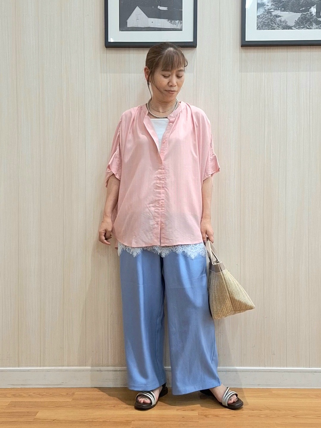 Saoさんの「SHOO･LA･RUE｜【洗濯機可/体型カバー】二の腕隠れる ゆるっとドルマンバンドカラーシャツ」を使ったコーディネート