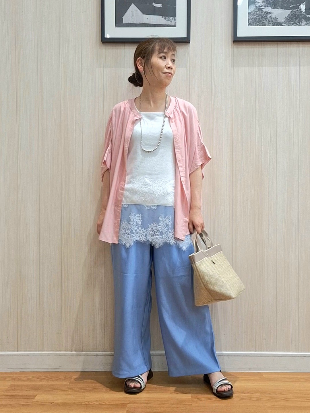Saoさんの「SHOO･LA･RUE｜【洗濯機可/体型カバー】二の腕隠れる ゆるっとドルマンバンドカラーシャツ」を使ったコーディネート