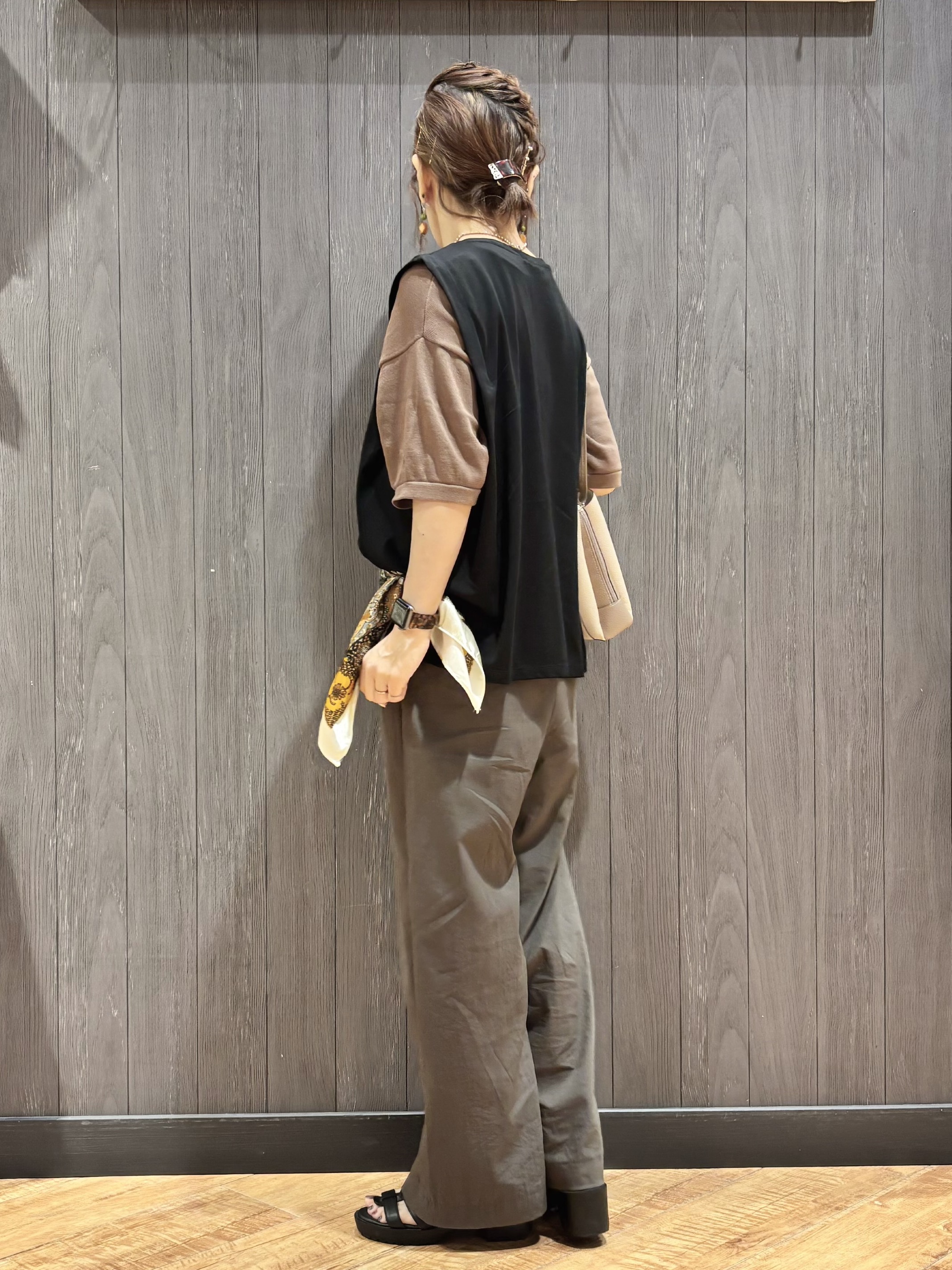 meiさんの「SHOO･LA･RUE｜【UVカット/接触冷感】上品に涼し気 とろみタックノースリーブトップス」を使ったコーディネート