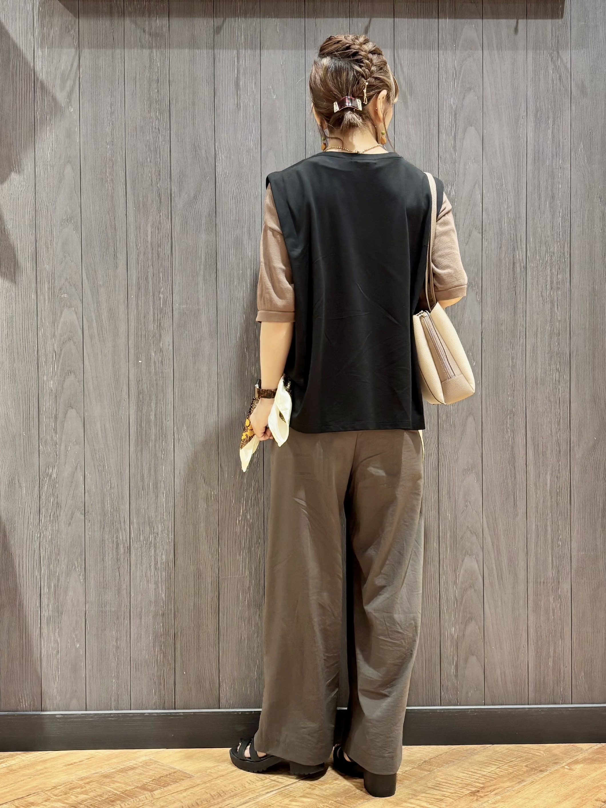 meiさんの「SHOO･LA･RUE｜【UVカット/接触冷感】上品に涼し気 とろみタックノースリーブトップス」を使ったコーディネート