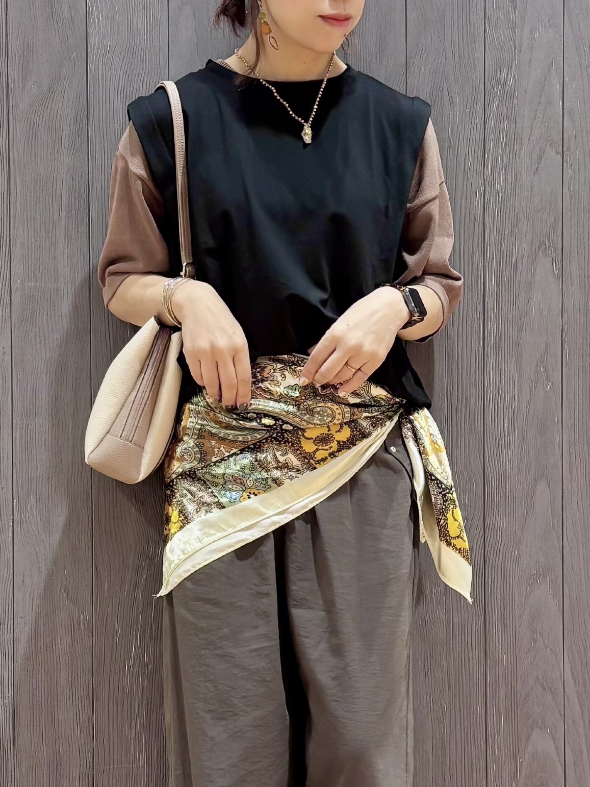 meiさんの「SHOO･LA･RUE｜【UVカット/接触冷感】上品に涼し気 とろみタックノースリーブトップス」を使ったコーディネート
