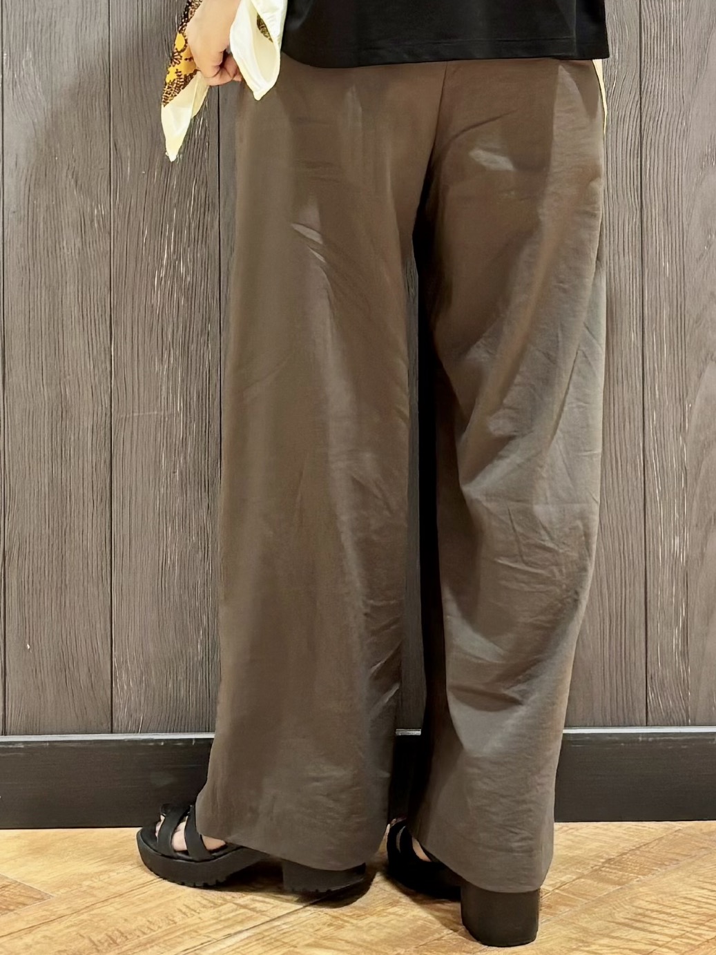 meiさんの「SHOO･LA･RUE｜【UVカット/接触冷感】上品に涼し気 とろみタックノースリーブトップス」を使ったコーディネート