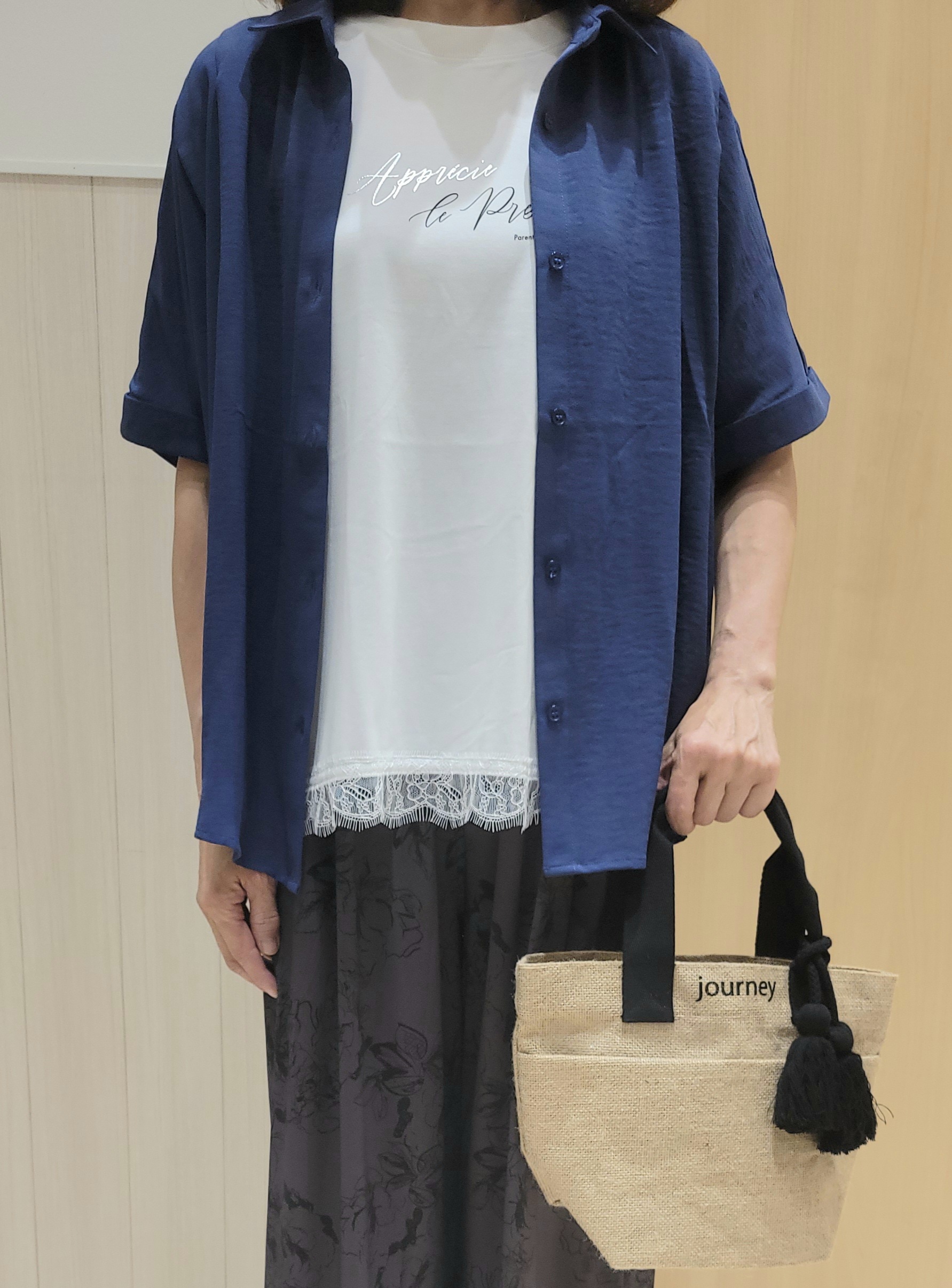 ユウさんの「SHOO･LA･RUE｜【洗濯後しわになりにくい/体型カバー】二の腕も隠せる　お袖ロールアップ半袖シャツ」を使ったコーディネート