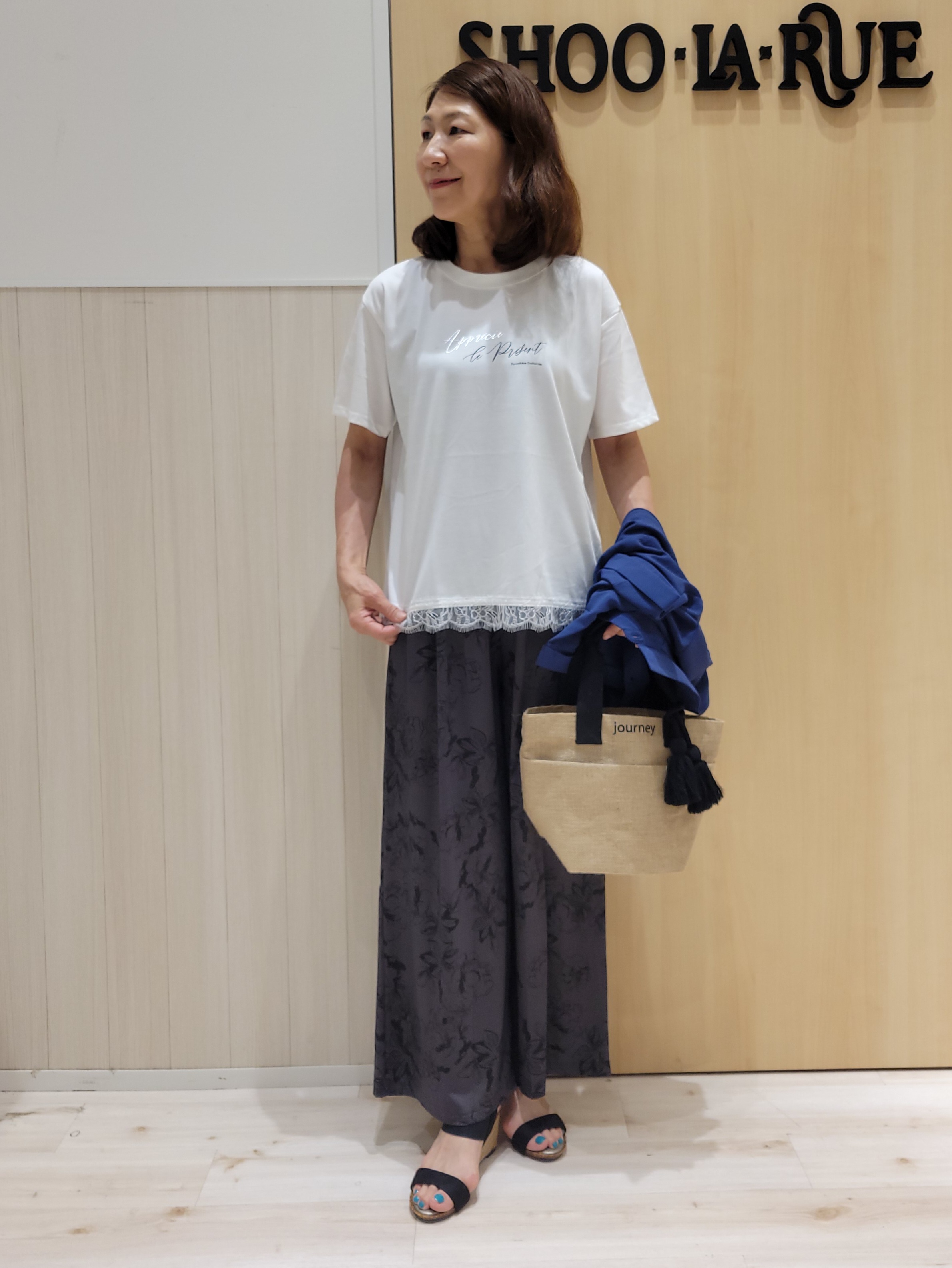 ユウさんの「SHOO･LA･RUE｜【洗濯後しわになりにくい/体型カバー】二の腕も隠せる　お袖ロールアップ半袖シャツ」を使ったコーディネート