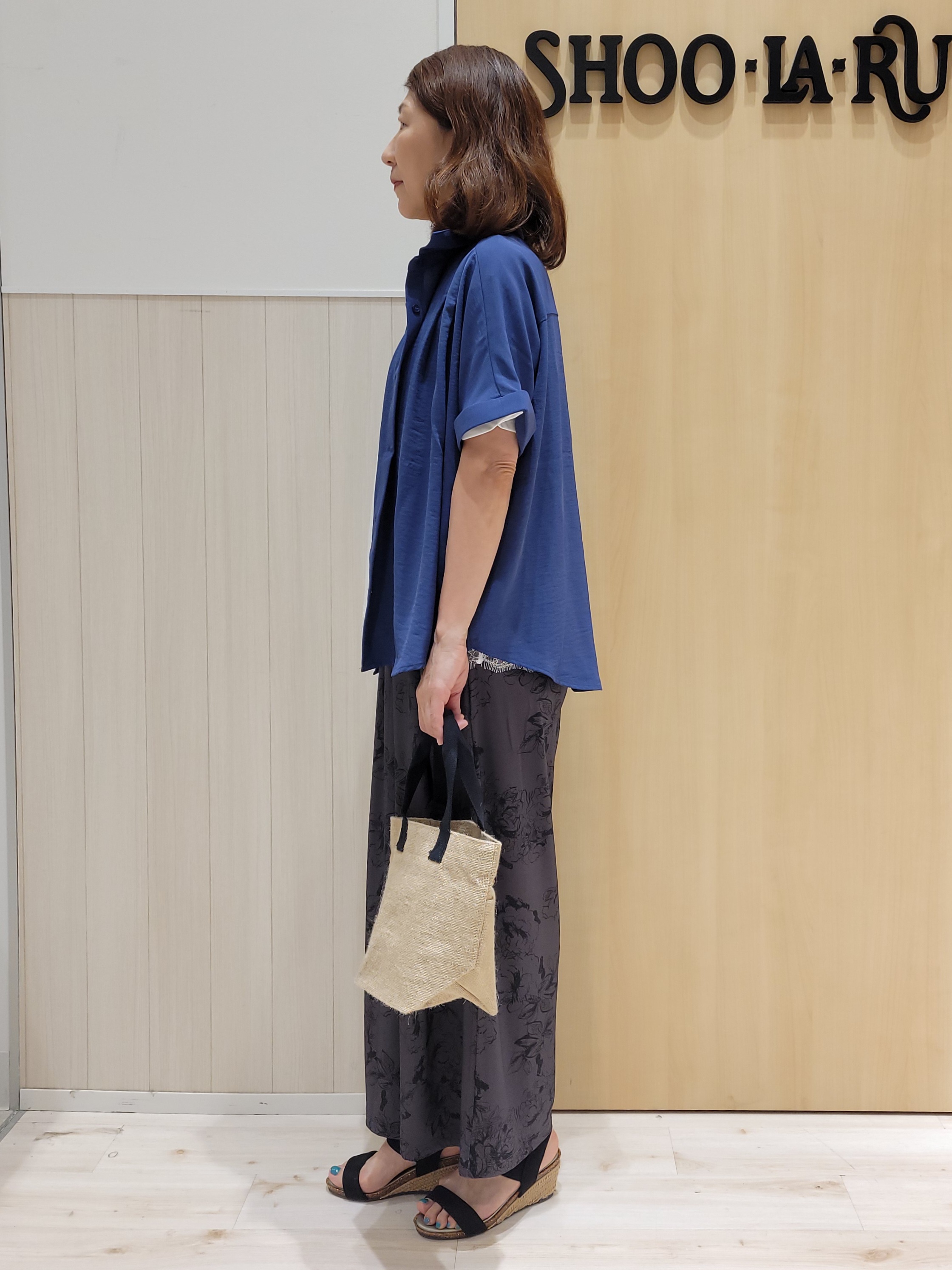 ユウさんの「SHOO･LA･RUE｜【洗濯後しわになりにくい/体型カバー】二の腕も隠せる　お袖ロールアップ半袖シャツ」を使ったコーディネート