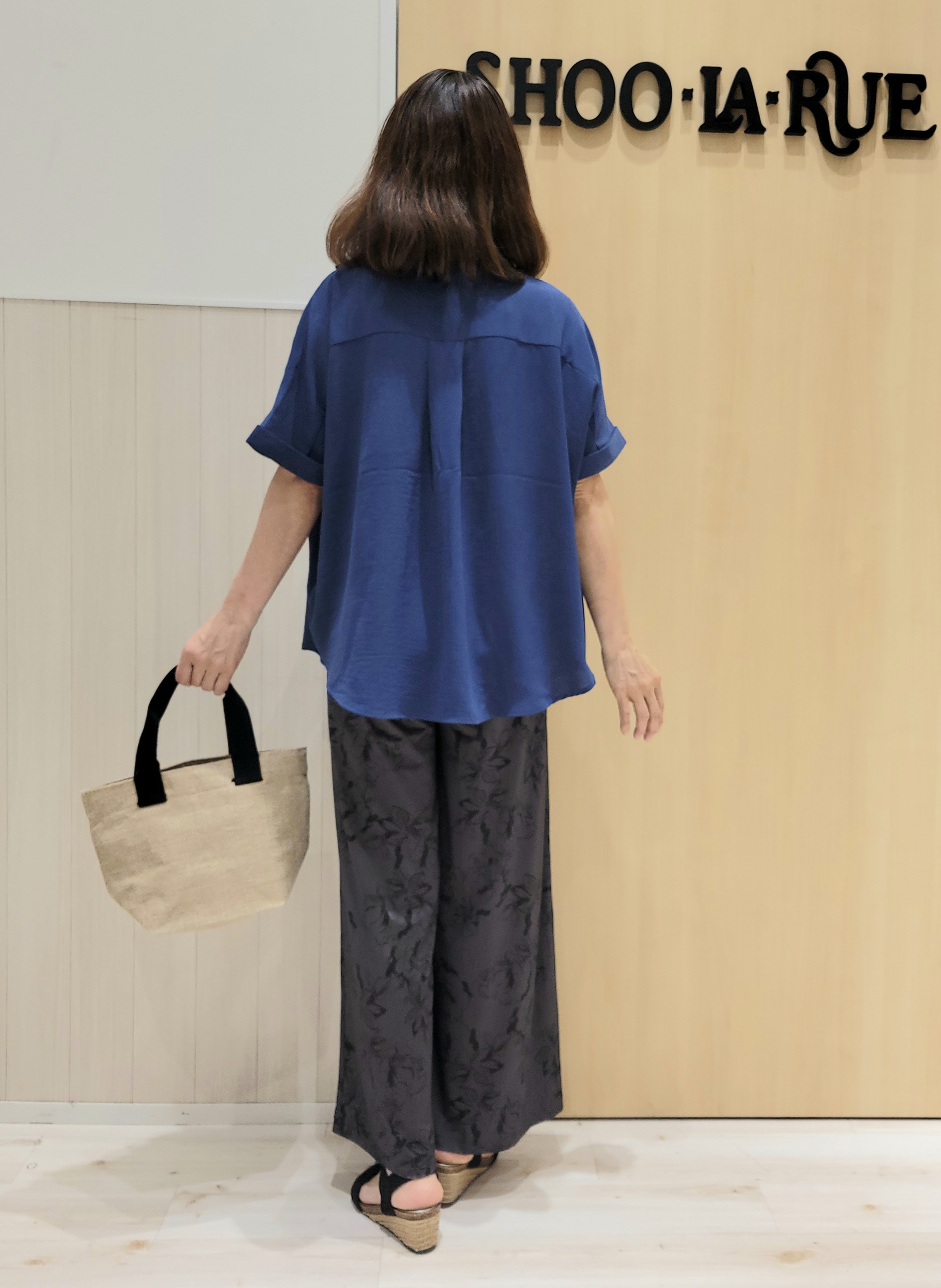 ユウさんの「SHOO･LA･RUE｜【洗濯後しわになりにくい/体型カバー】二の腕も隠せる　お袖ロールアップ半袖シャツ」を使ったコーディネート