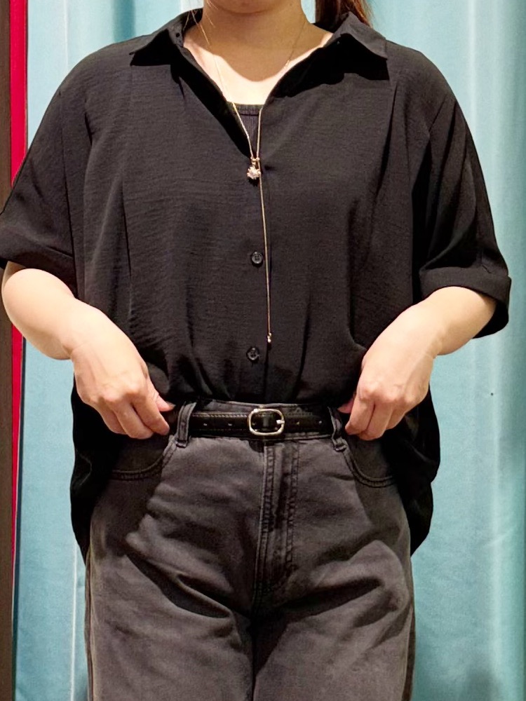 tukiさんの「SHOO･LA･RUE｜【洗濯後しわになりにくい/体型カバー】二の腕も隠せる　お袖ロールアップ半袖シャツ」を使ったコーディネート