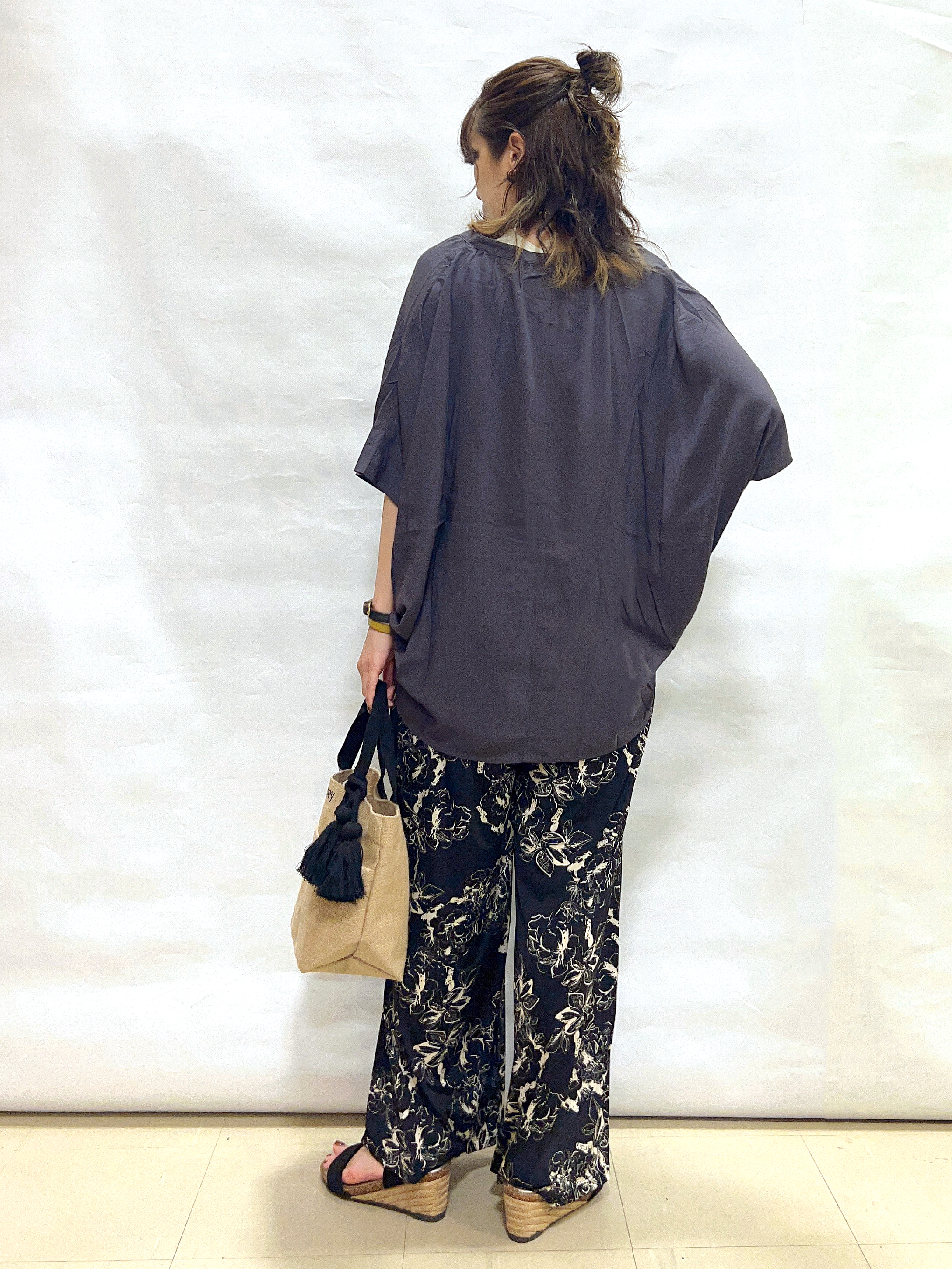 まっつんさんの「SHOO･LA･RUE｜【洗濯機可/体型カバー】二の腕隠れる ゆるっとドルマンバンドカラーシャツ」を使ったコーディネート