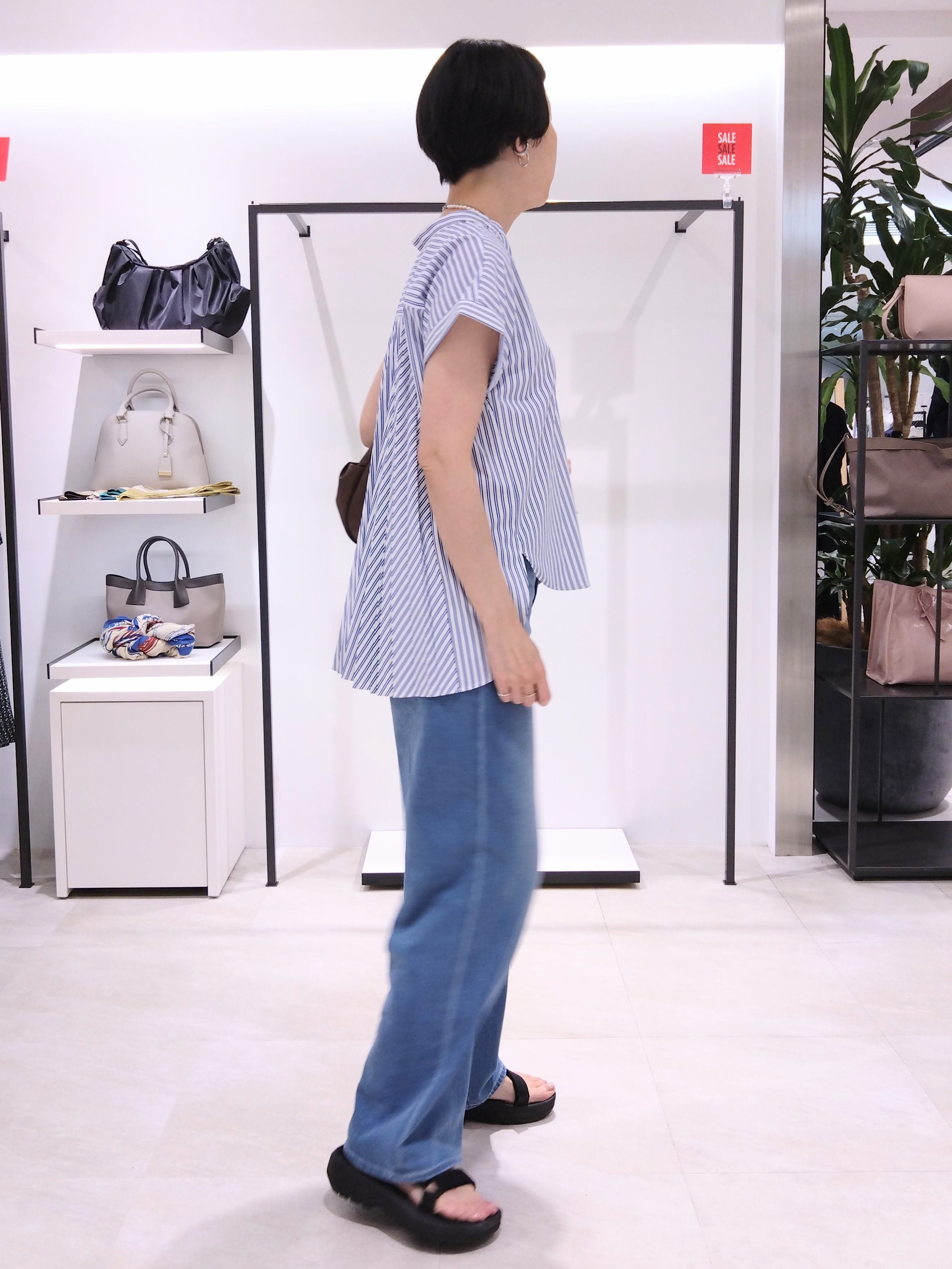 まちこさんの「UNTITLED｜【吸水速乾/接触冷感】バックプリーツデザインブラウス」を使ったコーディネート