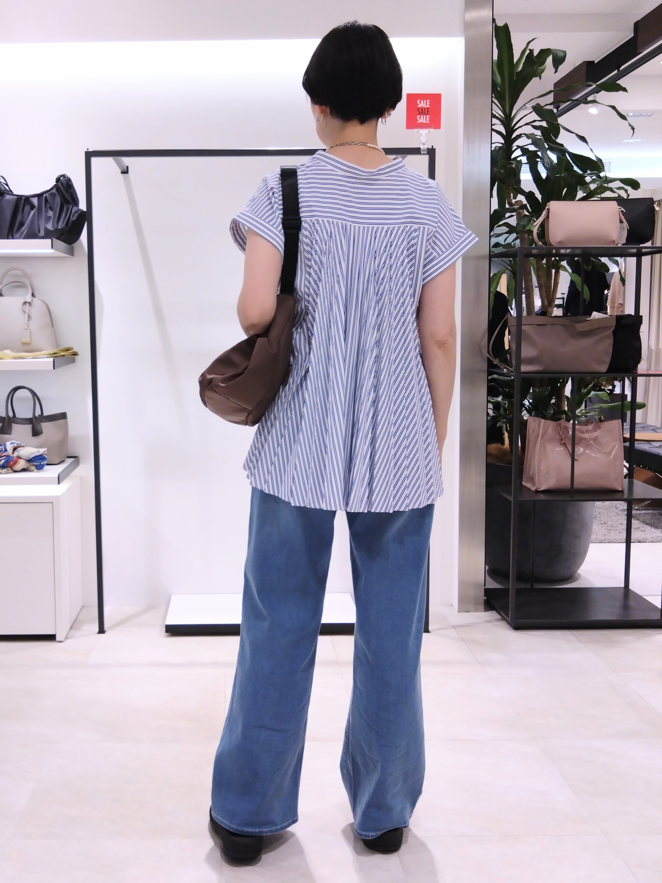まちこさんの「UNTITLED｜【吸水速乾/接触冷感】バックプリーツデザインブラウス」を使ったコーディネート
