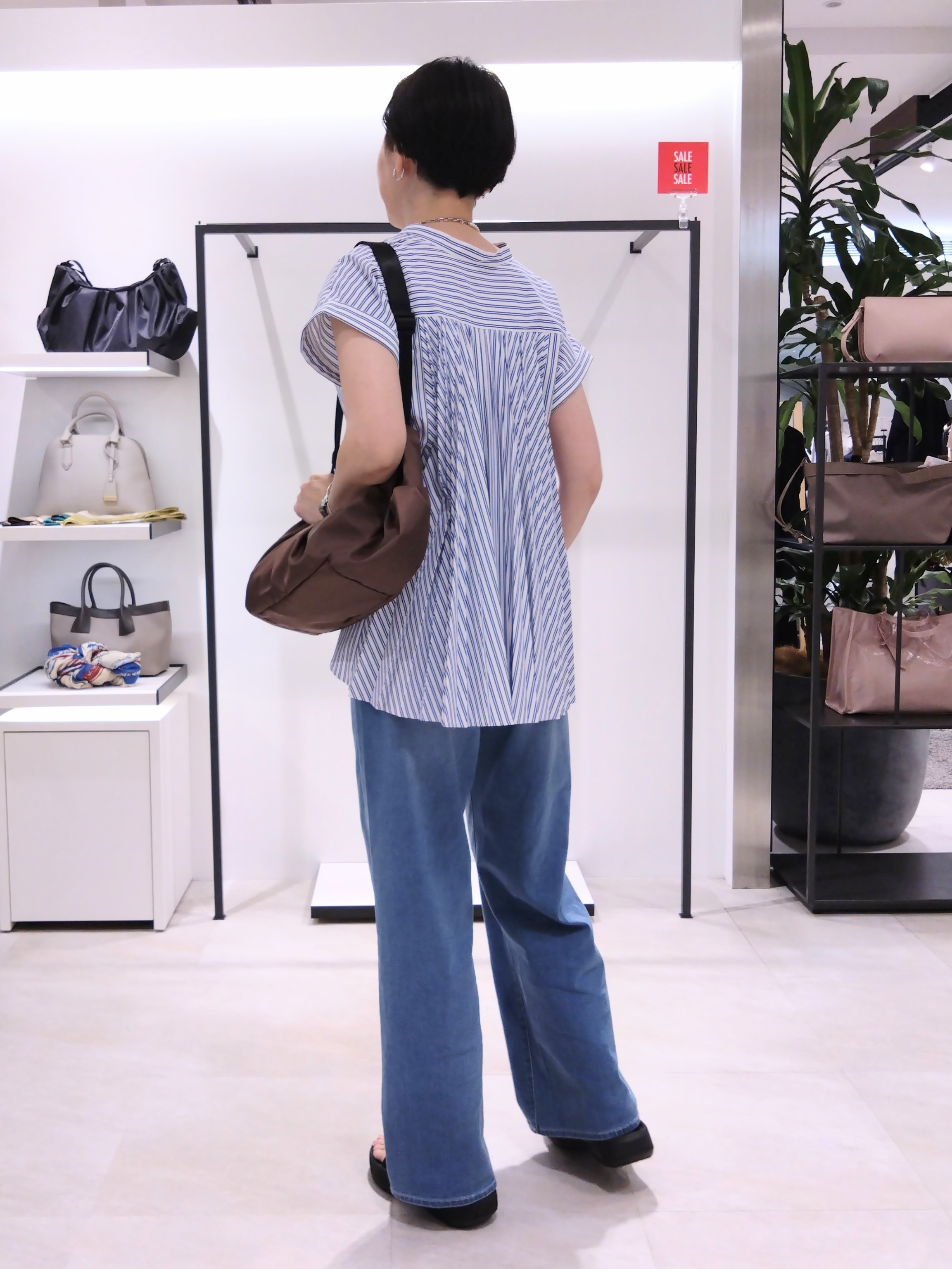 まちこさんの「UNTITLED｜【吸水速乾/接触冷感】バックプリーツデザインブラウス」を使ったコーディネート