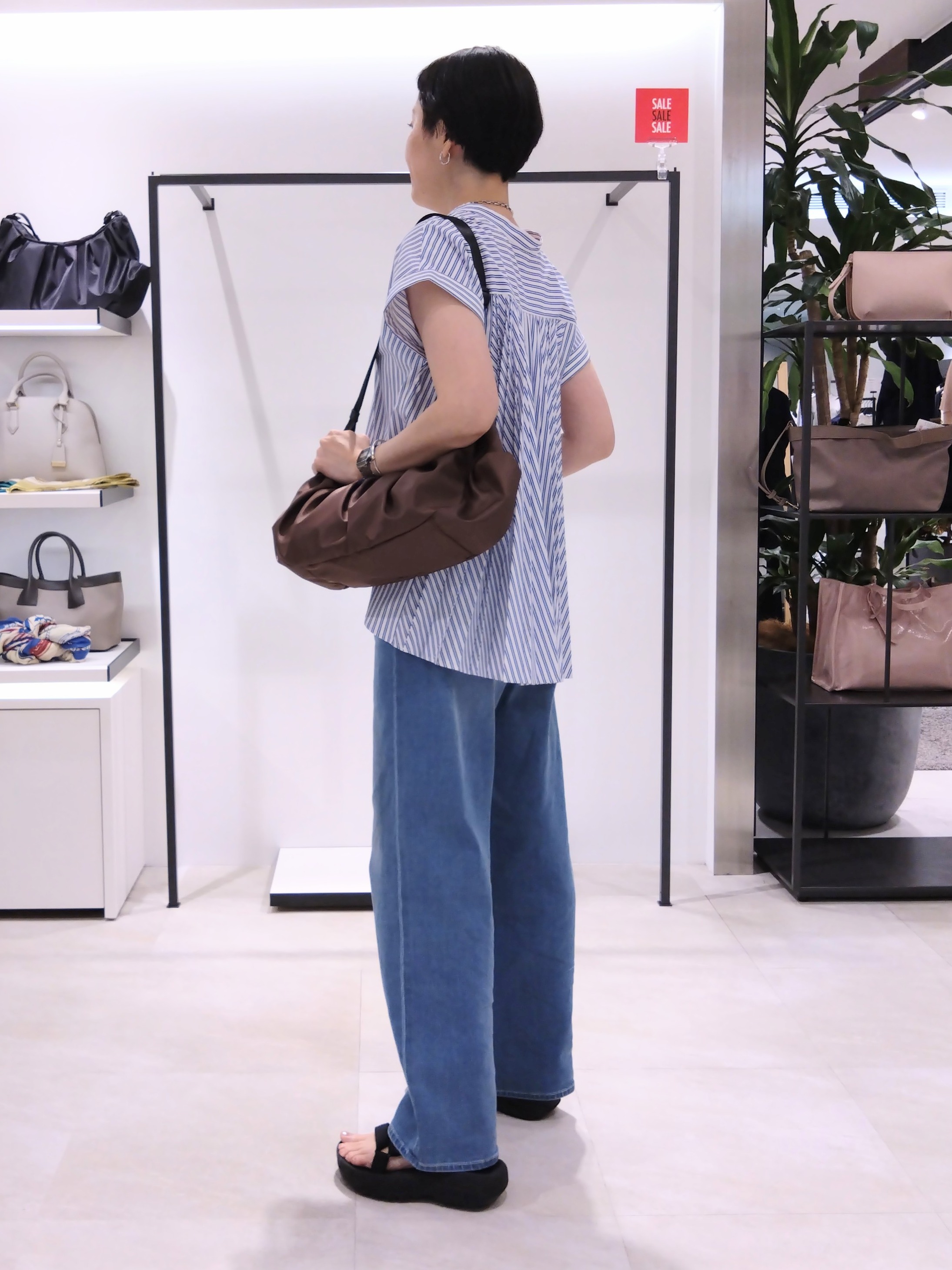 まちこさんの「UNTITLED｜【吸水速乾/接触冷感】バックプリーツデザインブラウス」を使ったコーディネート