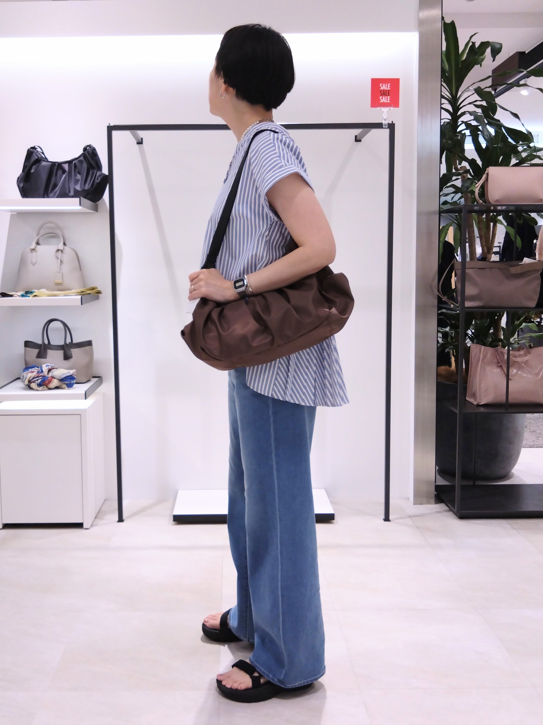 まちこさんの「UNTITLED｜【吸水速乾/接触冷感】バックプリーツデザインブラウス」を使ったコーディネート