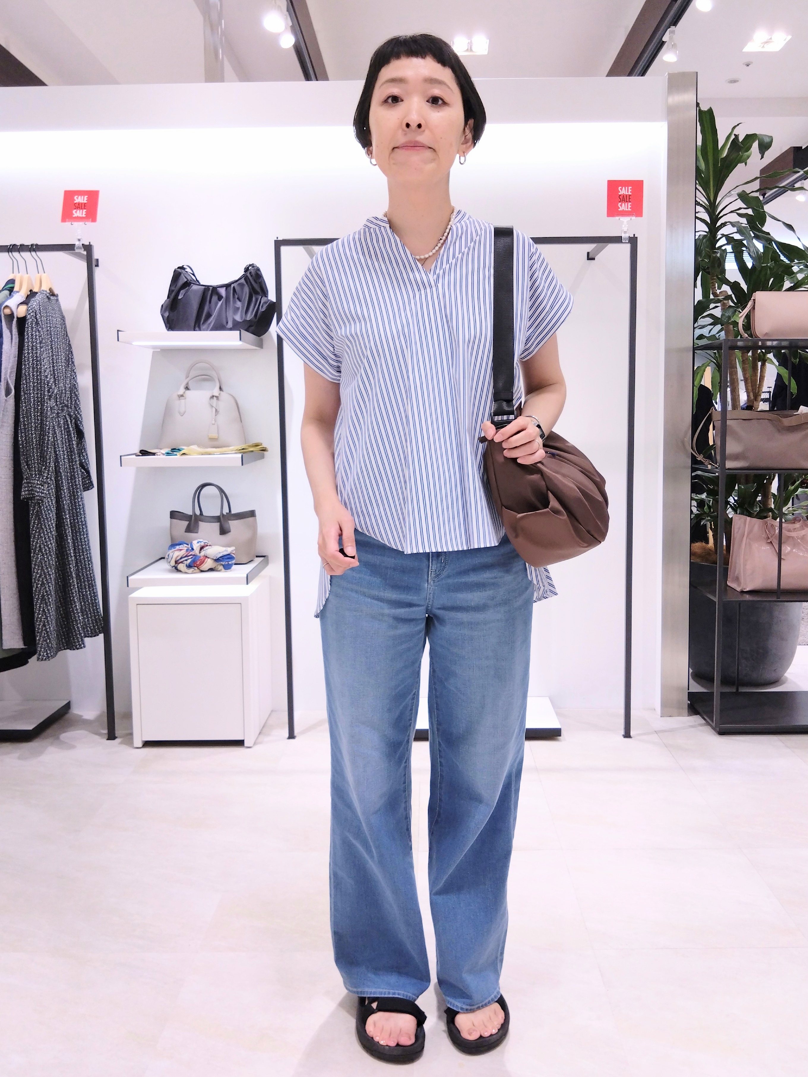 まちこさんの「UNTITLED｜【吸水速乾/接触冷感】バックプリーツデザインブラウス」を使ったコーディネート