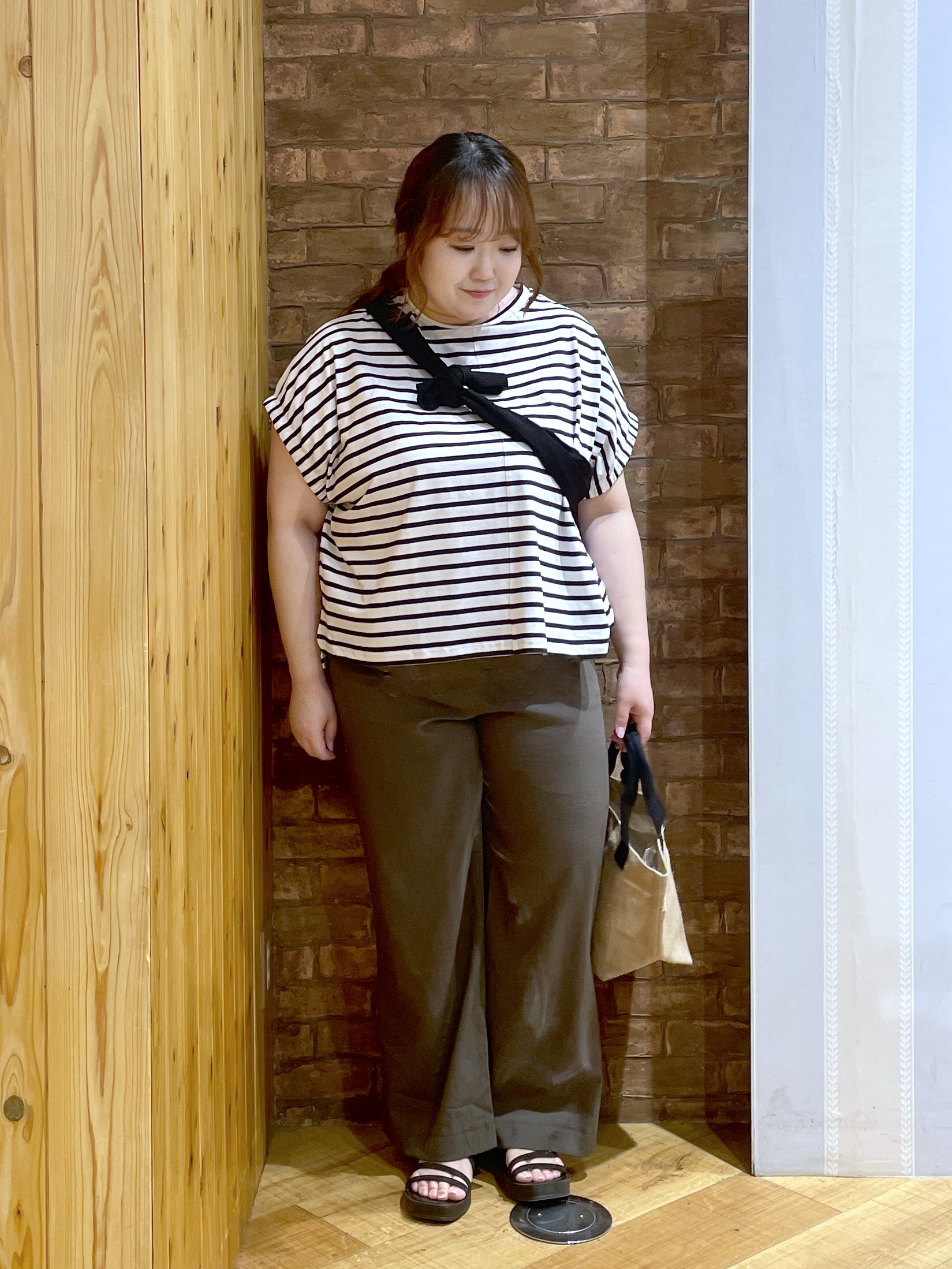 Risaさんの「SHOO･LA･RUE｜【洗濯機可】シンプルにこなれて見せる お袖ギャザードルマンTシャツ」を使ったコーディネート