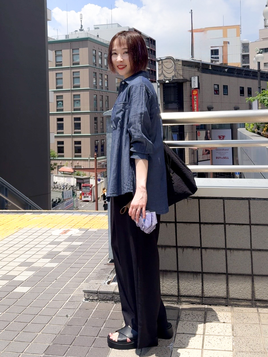 𝐜𝐡𝐢𝐤𝐚さんの「SHOO･LA･RUE｜【洗濯機可/S-LL】夏に快適サラサラ感 大人のプリントTシャツ」を使ったコーディネート