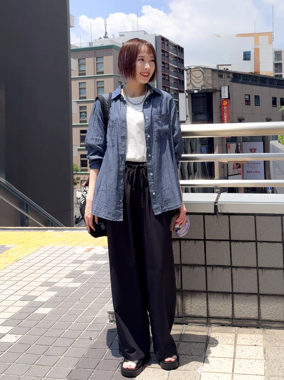 𝐜𝐡𝐢𝐤𝐚さんの「SHOO･LA･RUE｜【洗濯機可/S-LL】夏に快適サラサラ感 大人のプリントTシャツ」を使ったコーディネート