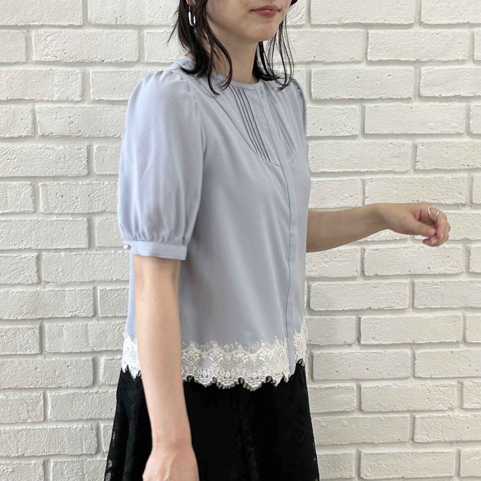 shinoさんの「Couture brooch｜【洗える】ピンタック 裾レース ブラウス」を使ったコーディネート