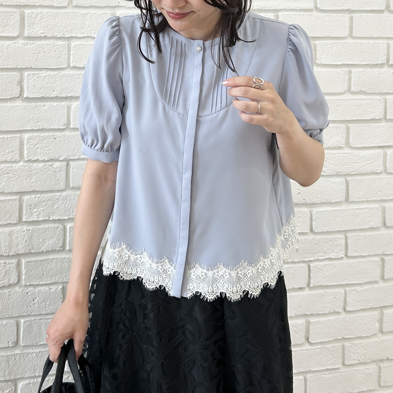 shinoさんの「Couture brooch｜【洗える】ピンタック 裾レース ブラウス」を使ったコーディネート