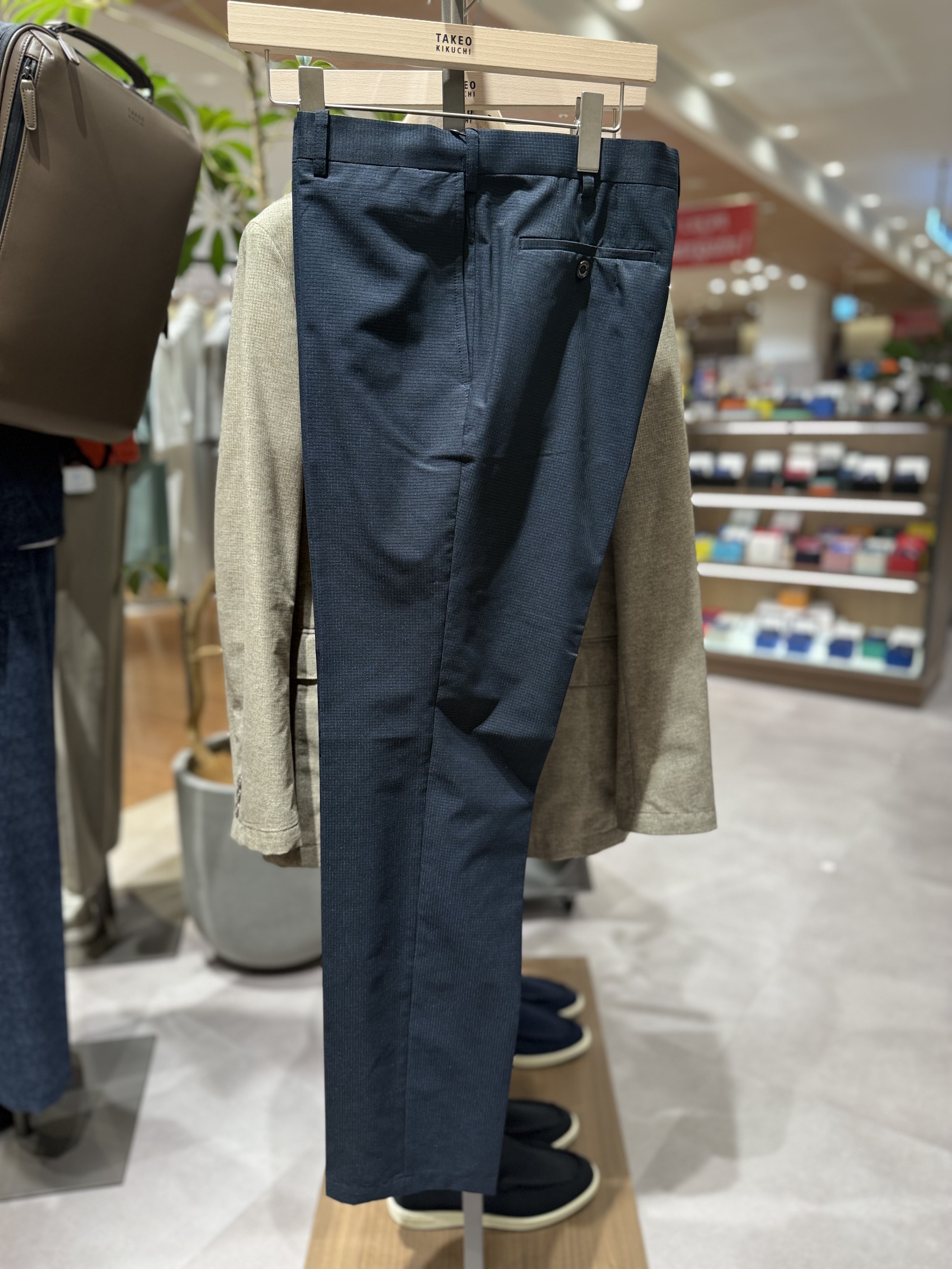 hanechanさんの「TAKEO KIKUCHI｜【抗菌防臭】COOL DOTS（R）ドビープリント パンツ」を使ったコーディネート