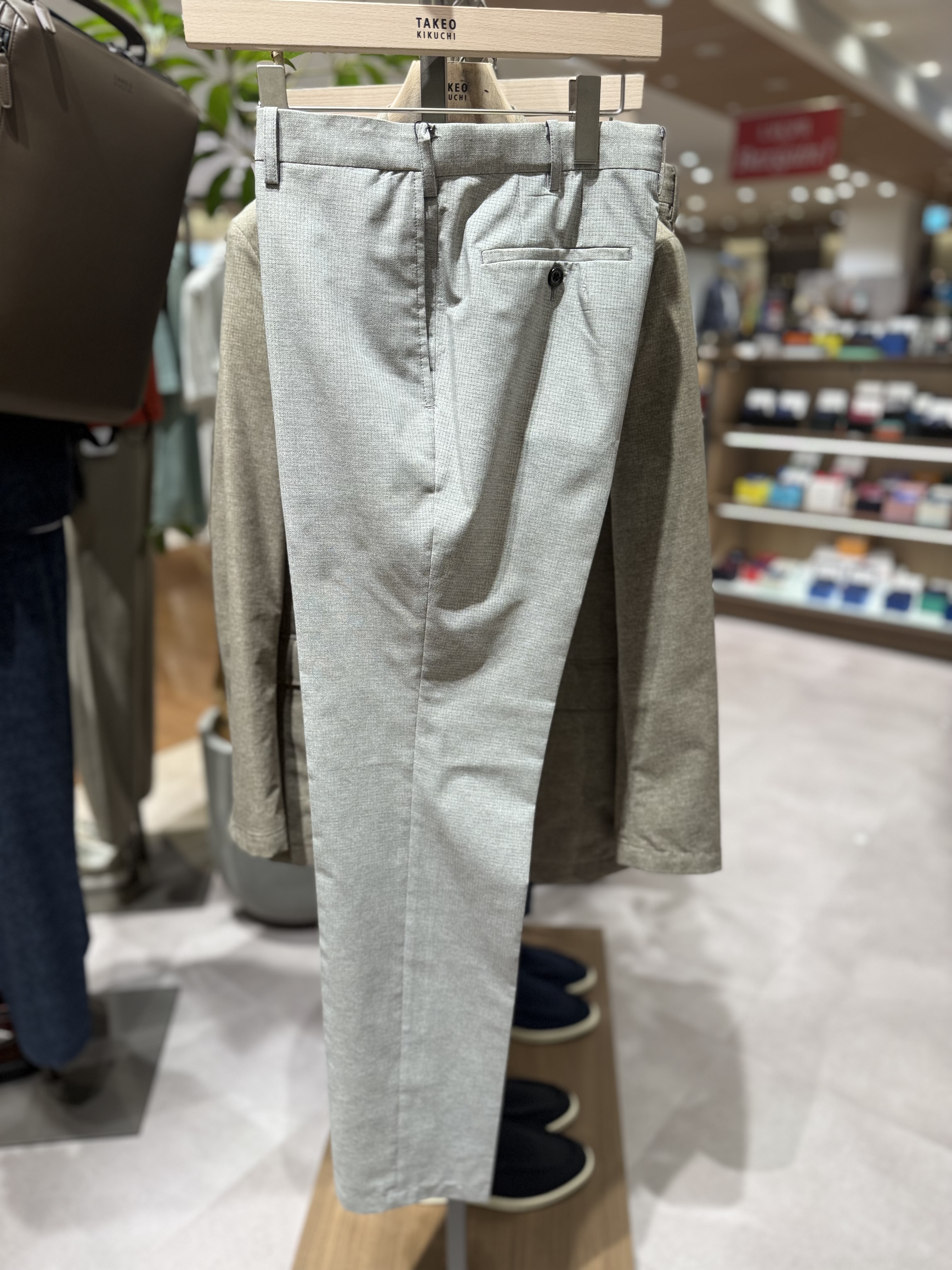 hanechanさんの「TAKEO KIKUCHI｜【抗菌防臭】COOL DOTS（R）ドビープリント パンツ」を使ったコーディネート
