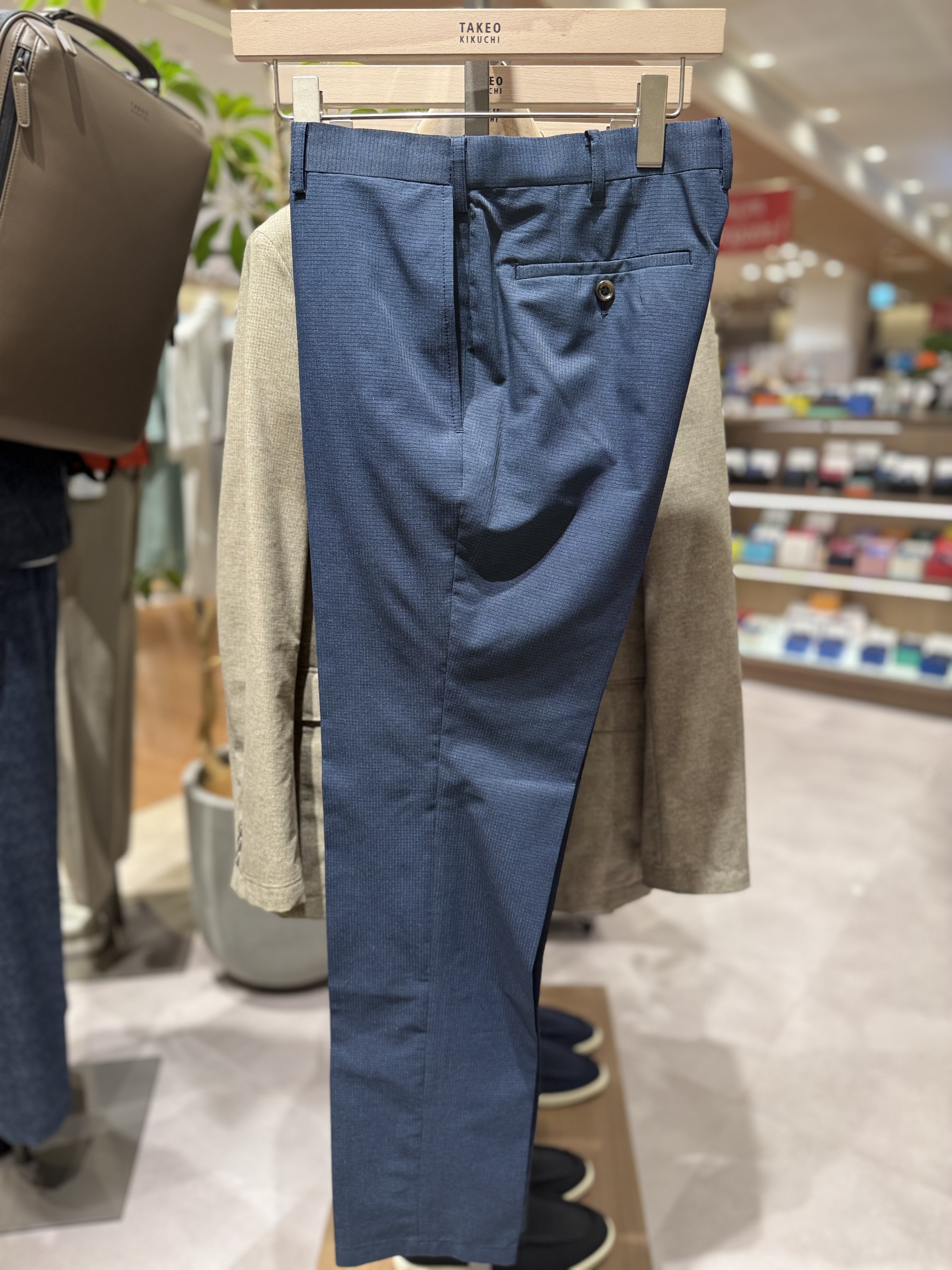 hanechanさんの「TAKEO KIKUCHI｜【抗菌防臭】COOL DOTS（R）ドビープリント パンツ」を使ったコーディネート
