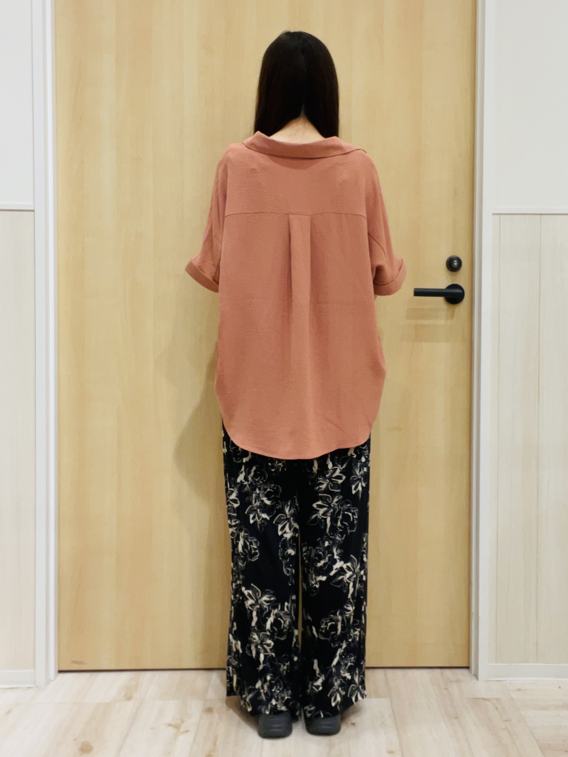 minamiさんの「SHOO･LA･RUE｜【洗濯後しわになりにくい/体型カバー】二の腕も隠せる　お袖ロールアップ半袖シャツ」を使ったコーディネート