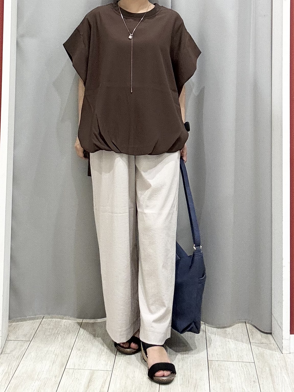 shioさんの「SHOO･LA･RUE｜【洗濯機可/体型カバー】インしてる風 ふんわり裾バルーントップス」を使ったコーディネート