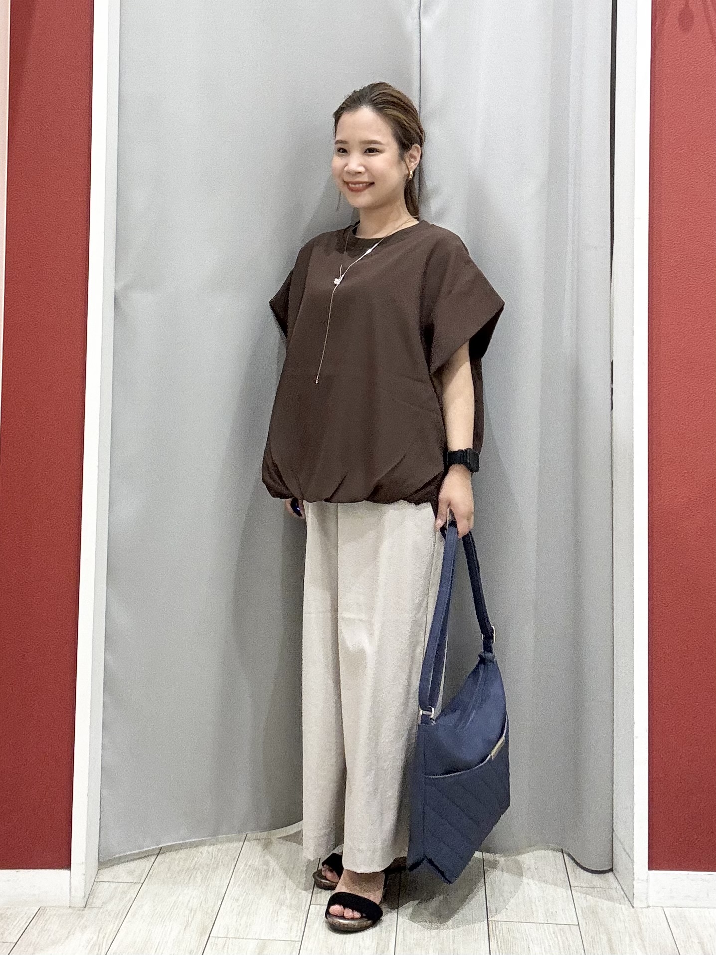shioさんの「SHOO･LA･RUE｜【洗濯機可/体型カバー】インしてる風 ふんわり裾バルーントップス」を使ったコーディネート