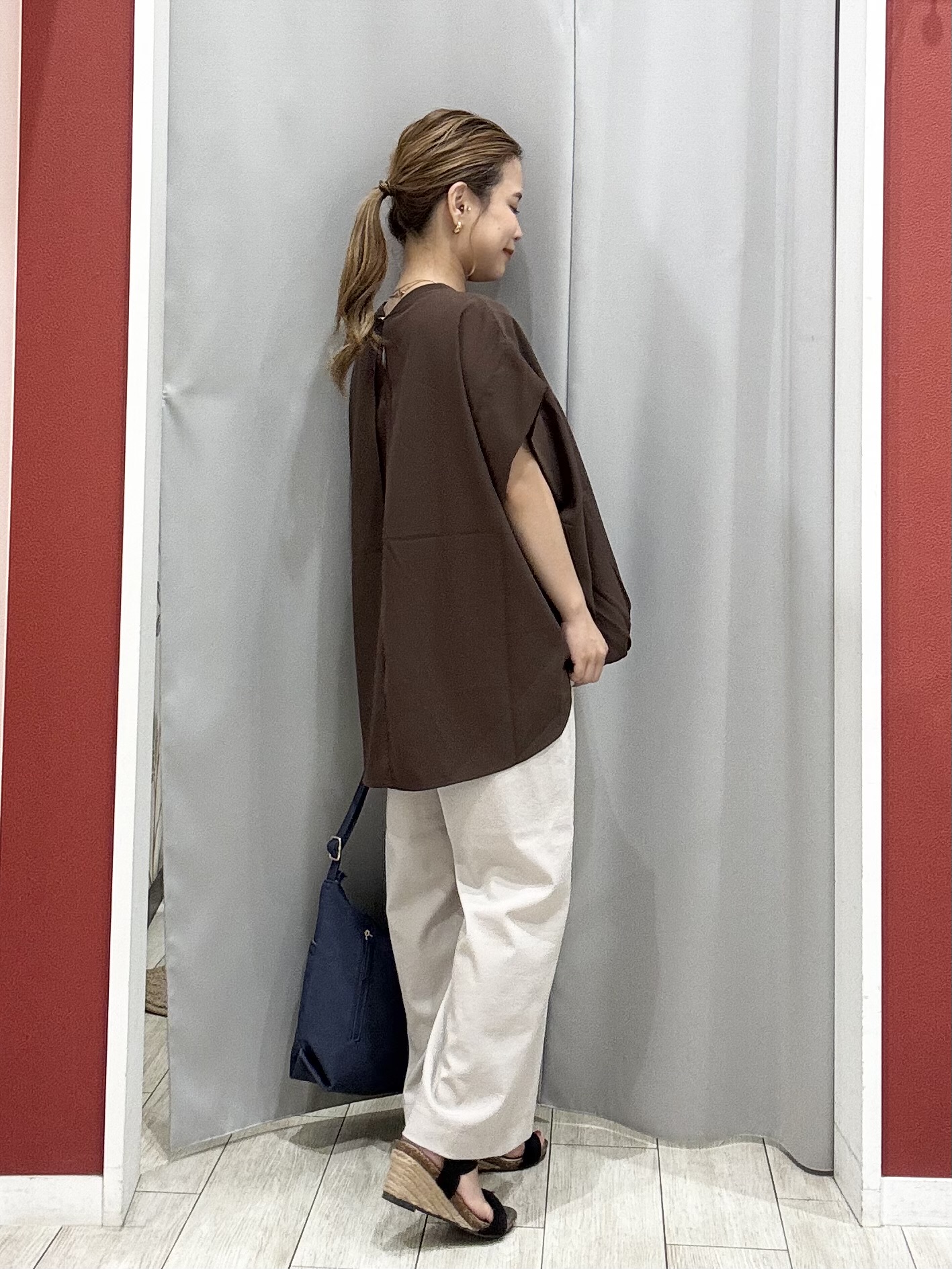 shioさんの「SHOO･LA･RUE｜【洗濯機可/体型カバー】インしてる風 ふんわり裾バルーントップス」を使ったコーディネート