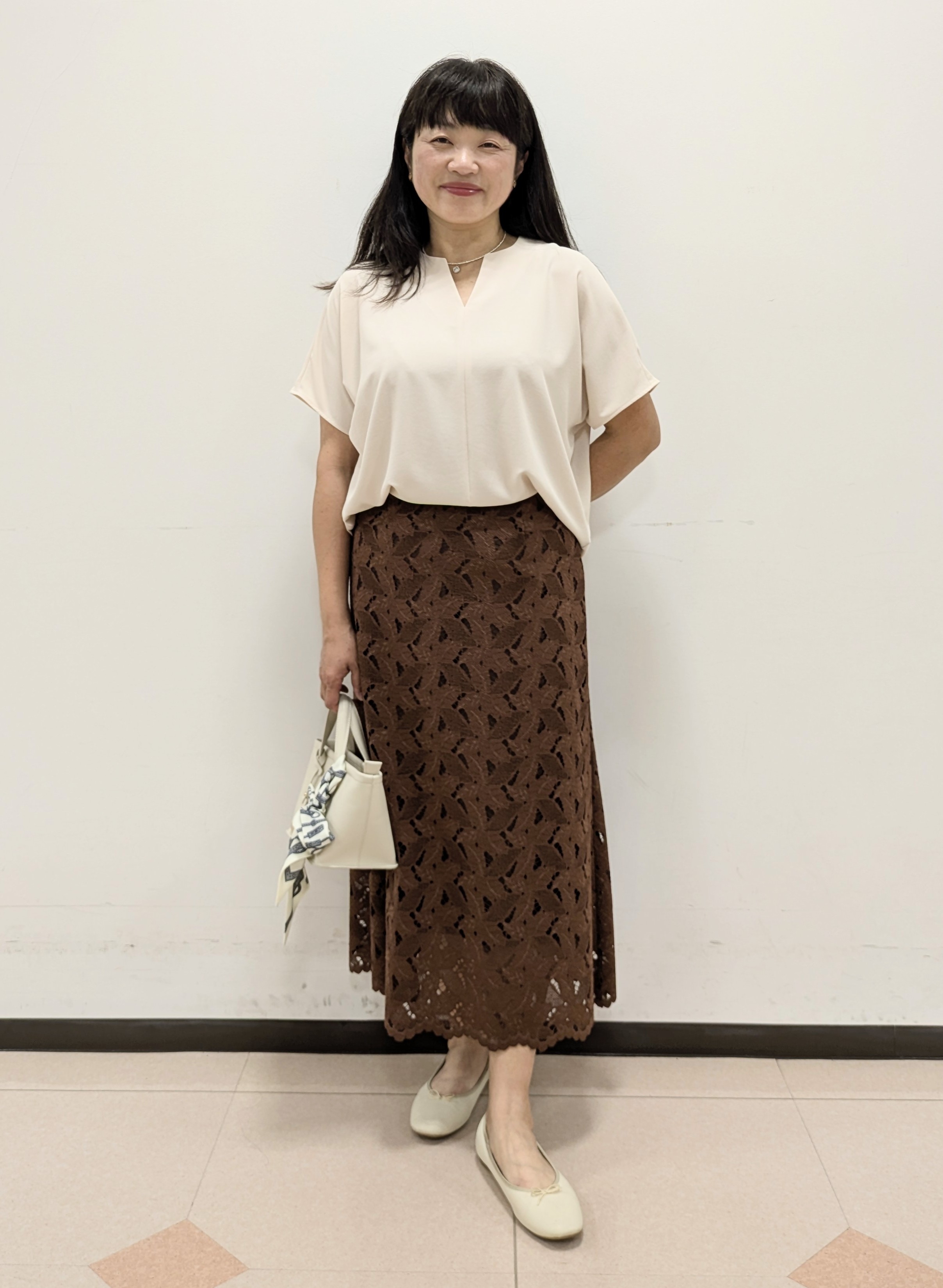ともさんの「UNTITLED｜【秋のきれいめ服/セットアップ可】リーフレースロングスカート」を使ったコーディネート