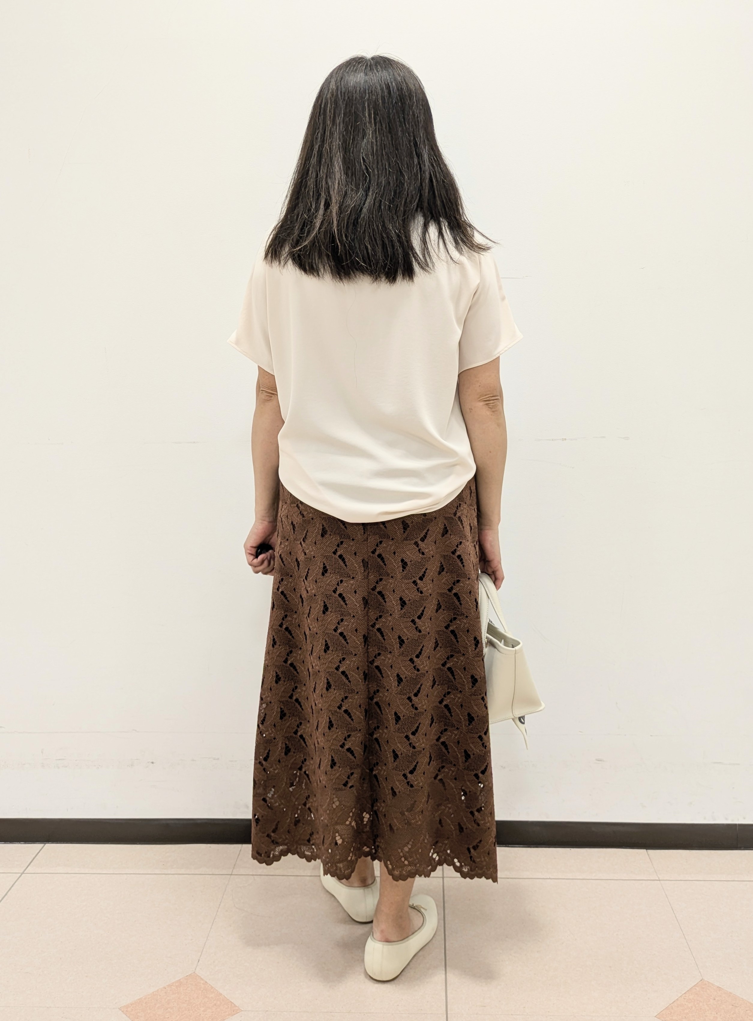 ともさんの「UNTITLED｜【秋のきれいめ服/セットアップ可】リーフレースロングスカート」を使ったコーディネート