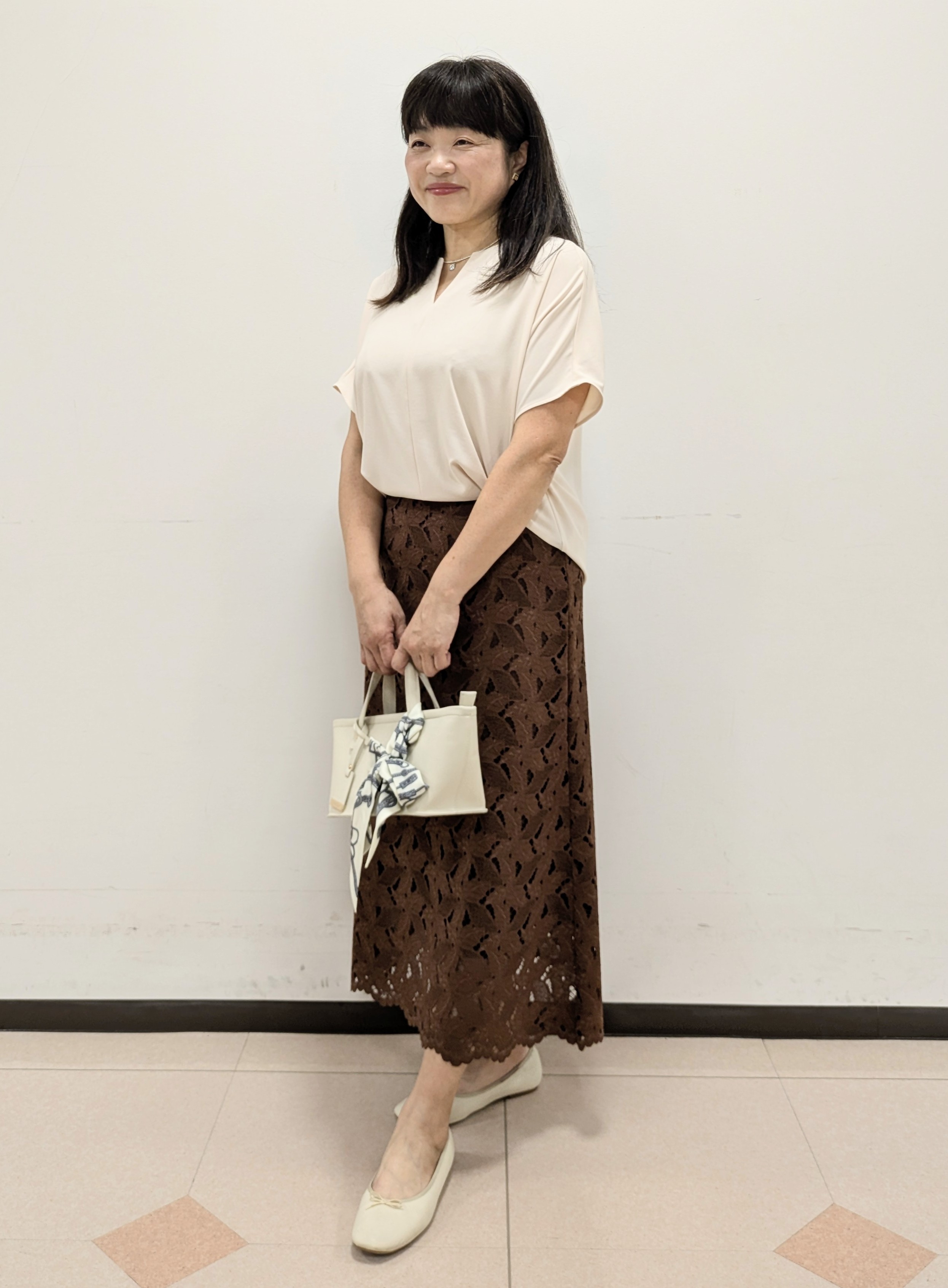 ともさんの「UNTITLED｜【秋のきれいめ服/セットアップ可】リーフレースロングスカート」を使ったコーディネート