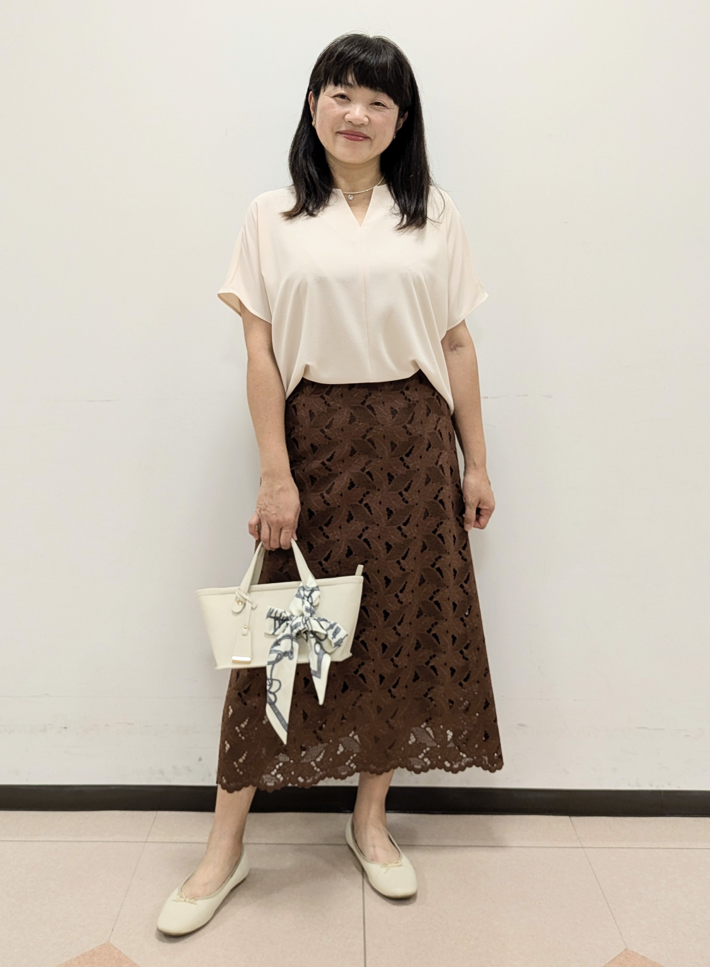 ともさんの「UNTITLED｜【秋のきれいめ服/セットアップ可】リーフレースロングスカート」を使ったコーディネート