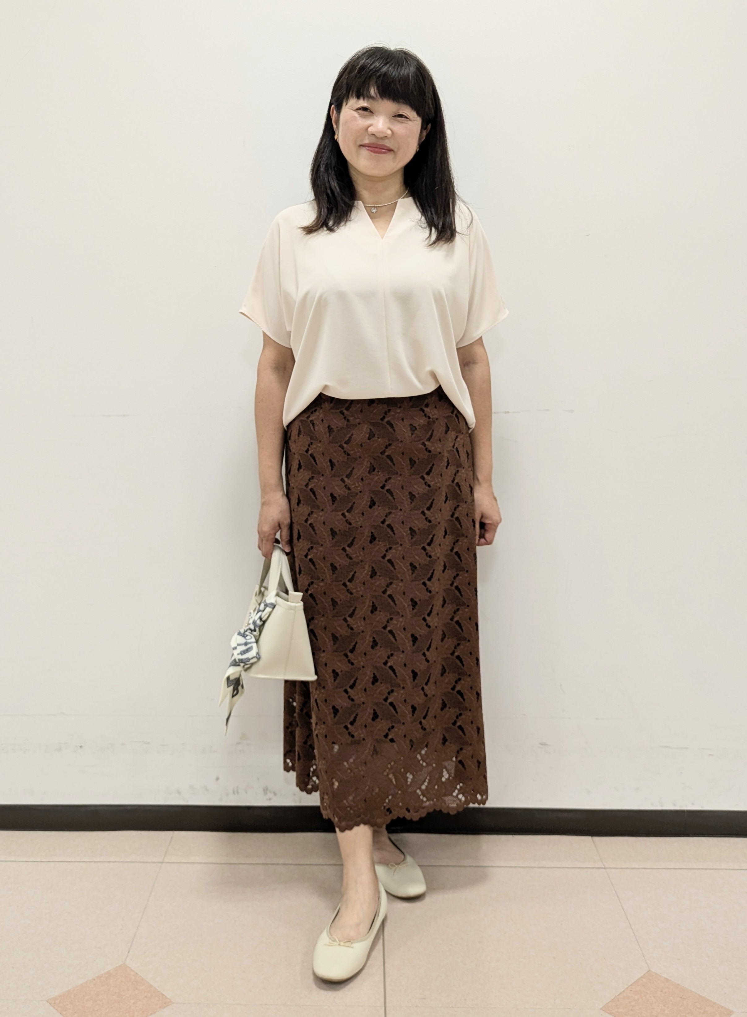 ともさんの「UNTITLED｜【秋のきれいめ服/セットアップ可】リーフレースロングスカート」を使ったコーディネート