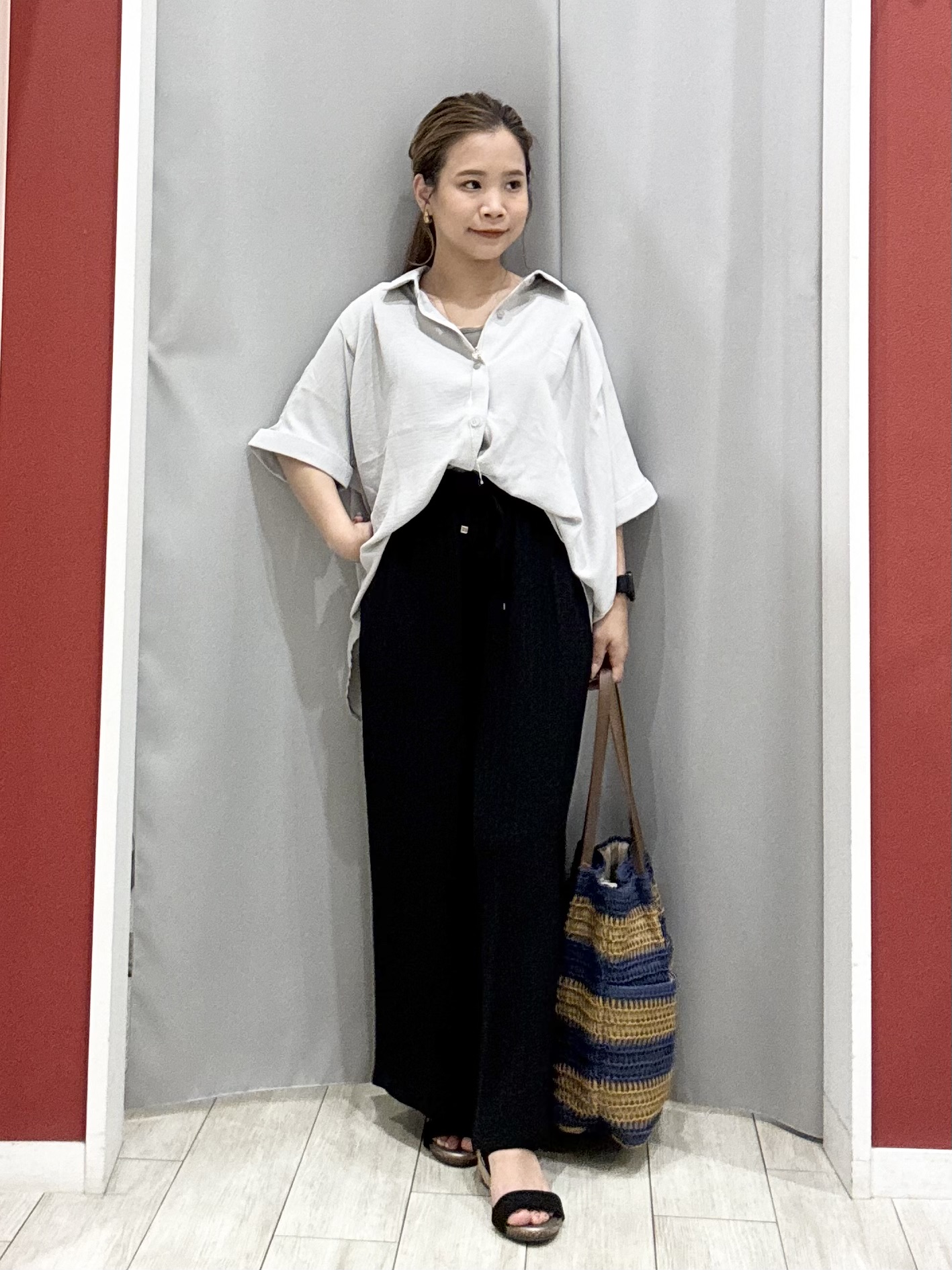 shioさんの「SHOO･LA･RUE｜【洗濯後しわになりにくい/体型カバー】二の腕も隠せる　お袖ロールアップ半袖シャツ」を使ったコーディネート