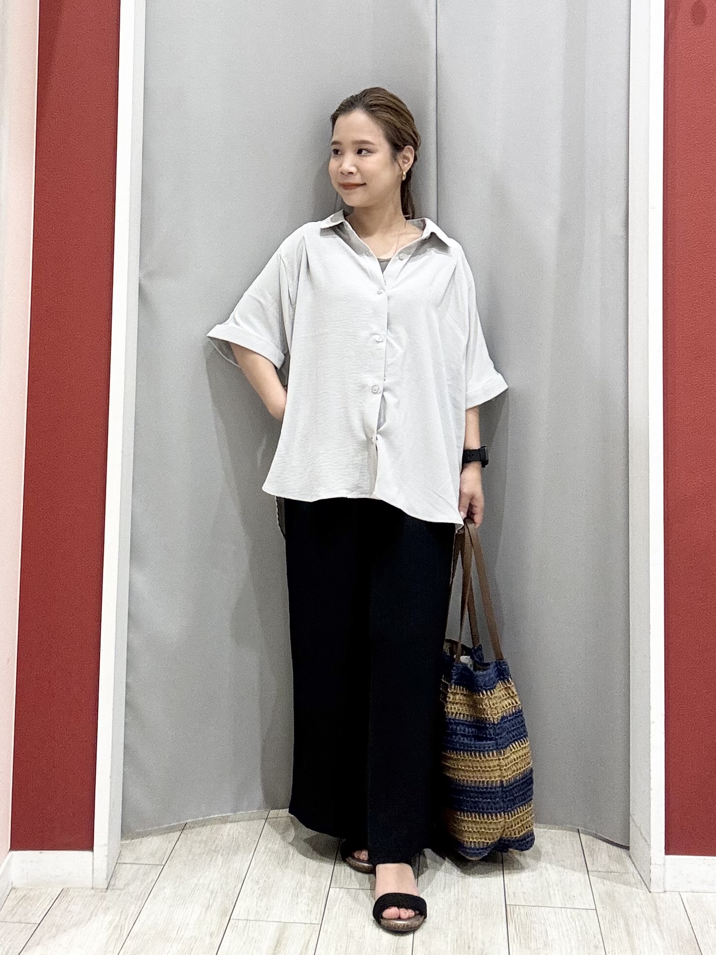 shioさんの「SHOO･LA･RUE｜【洗濯後しわになりにくい/体型カバー】二の腕も隠せる　お袖ロールアップ半袖シャツ」を使ったコーディネート