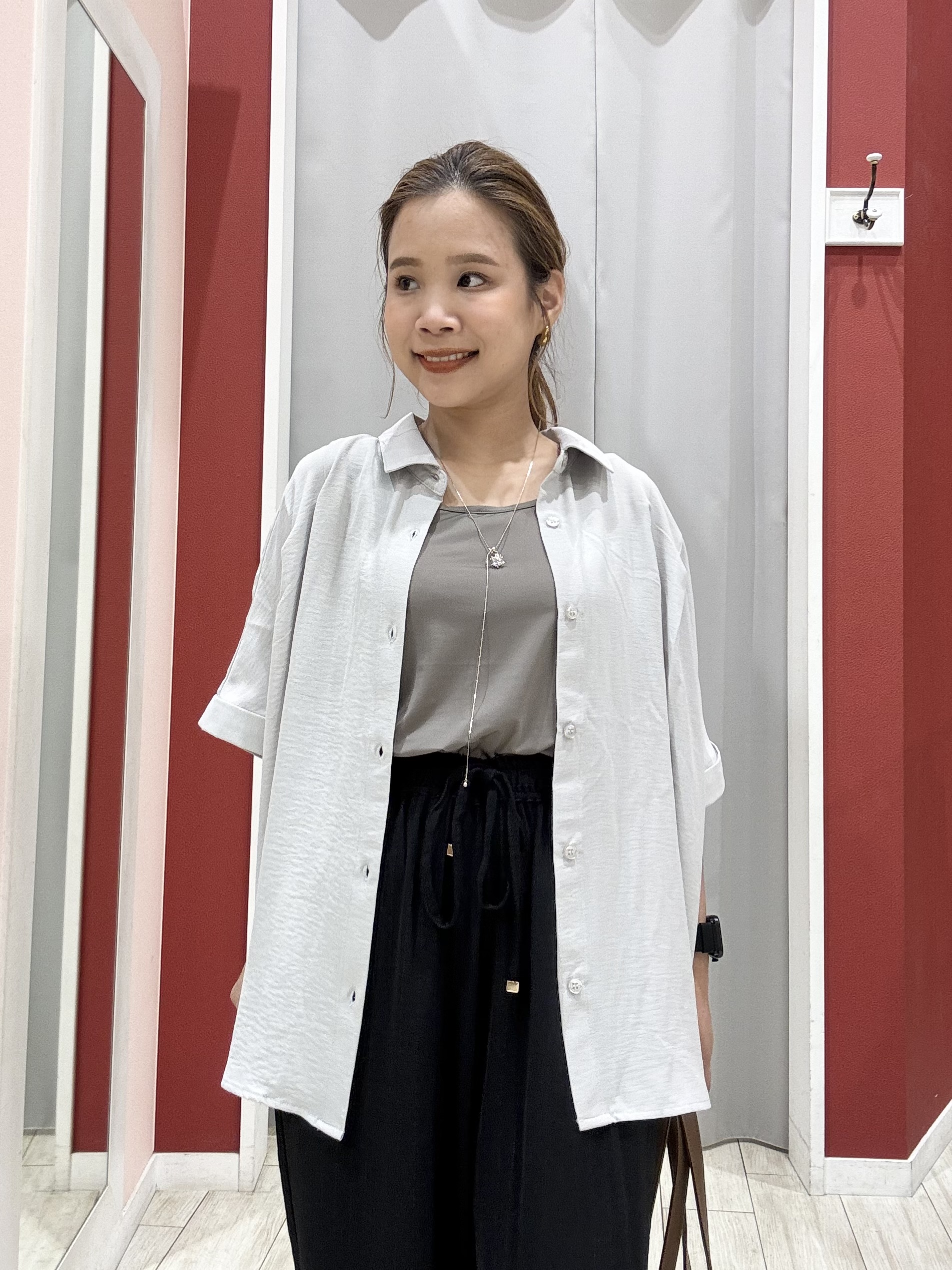 shioさんの「SHOO･LA･RUE｜【洗濯後しわになりにくい/体型カバー】二の腕も隠せる　お袖ロールアップ半袖シャツ」を使ったコーディネート