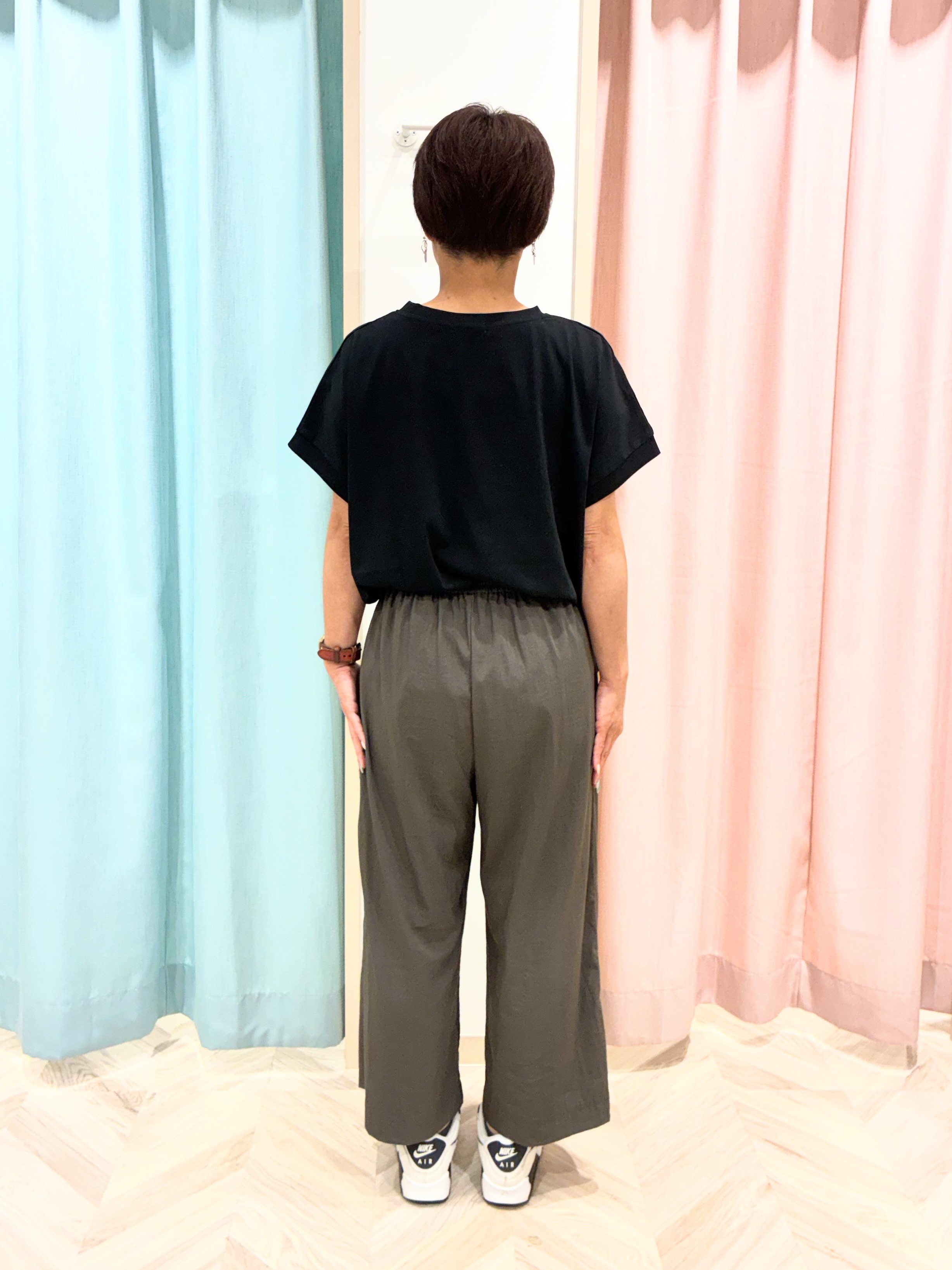 ひとみさんの「SHOO･LA･RUE｜【汗じみ防止/S-LL/体型カバー/洗濯機可】汗じみが気になりにくい 大人の刺繍ロゴTシャツ」を使ったコーディネート