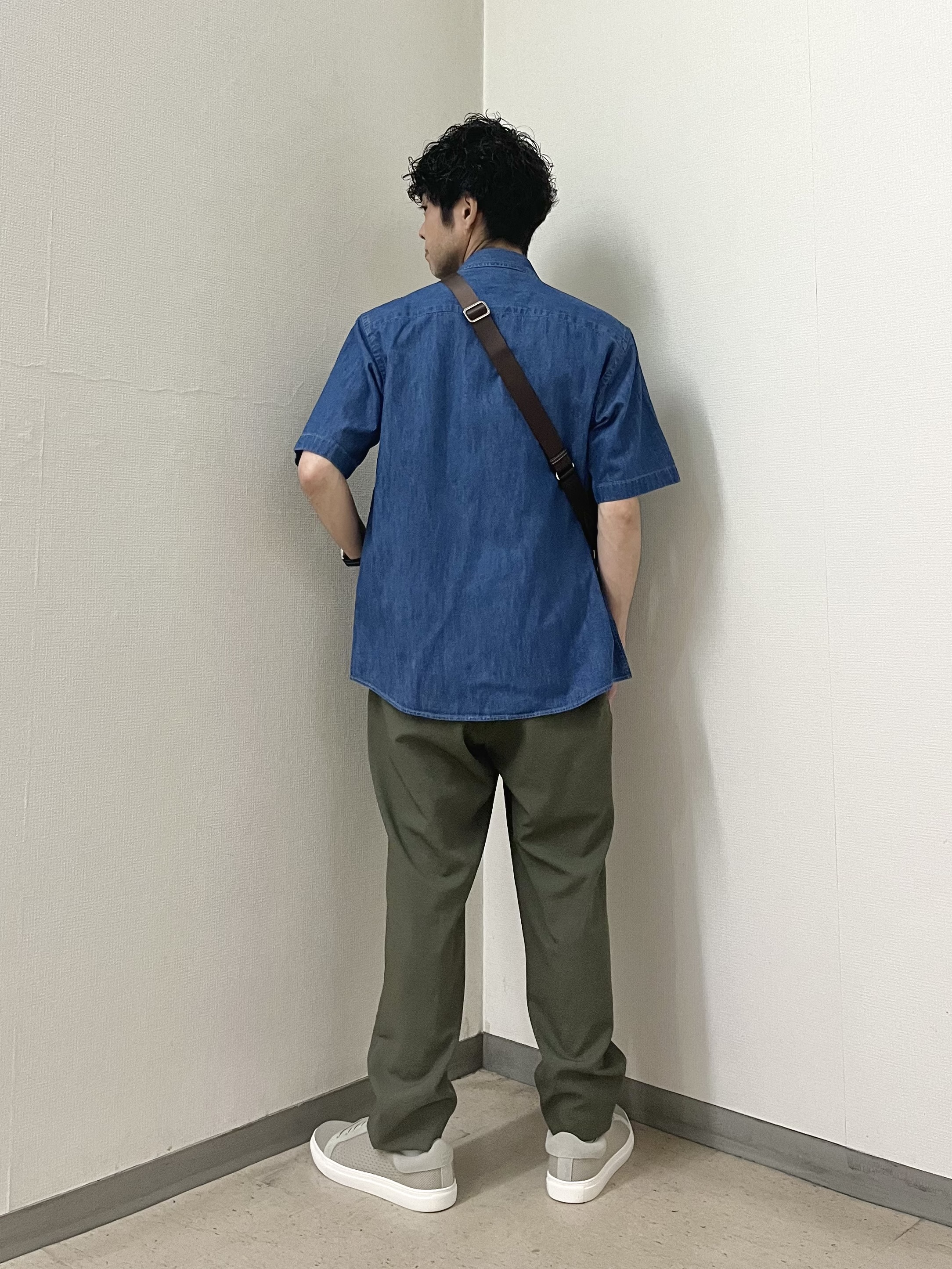 URAさんの「TAKEO KIKUCHI｜【BOWLER HAT LABEL】ボーラーハットウォーカー刺繍 半袖デニムシャツ」を使ったコーディネート