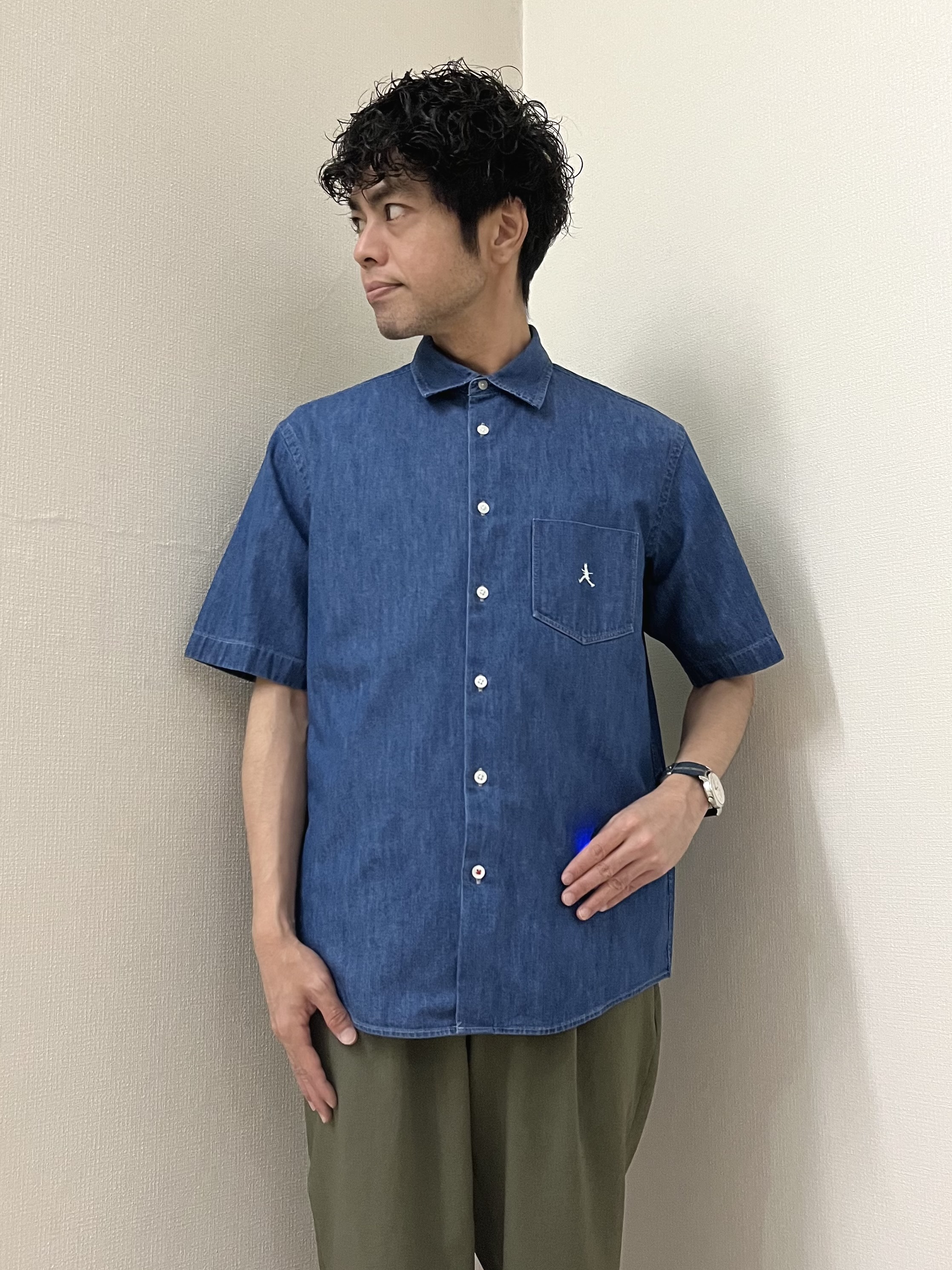 URAさんの「TAKEO KIKUCHI｜【BOWLER HAT LABEL】ボーラーハットウォーカー刺繍 半袖デニムシャツ」を使ったコーディネート
