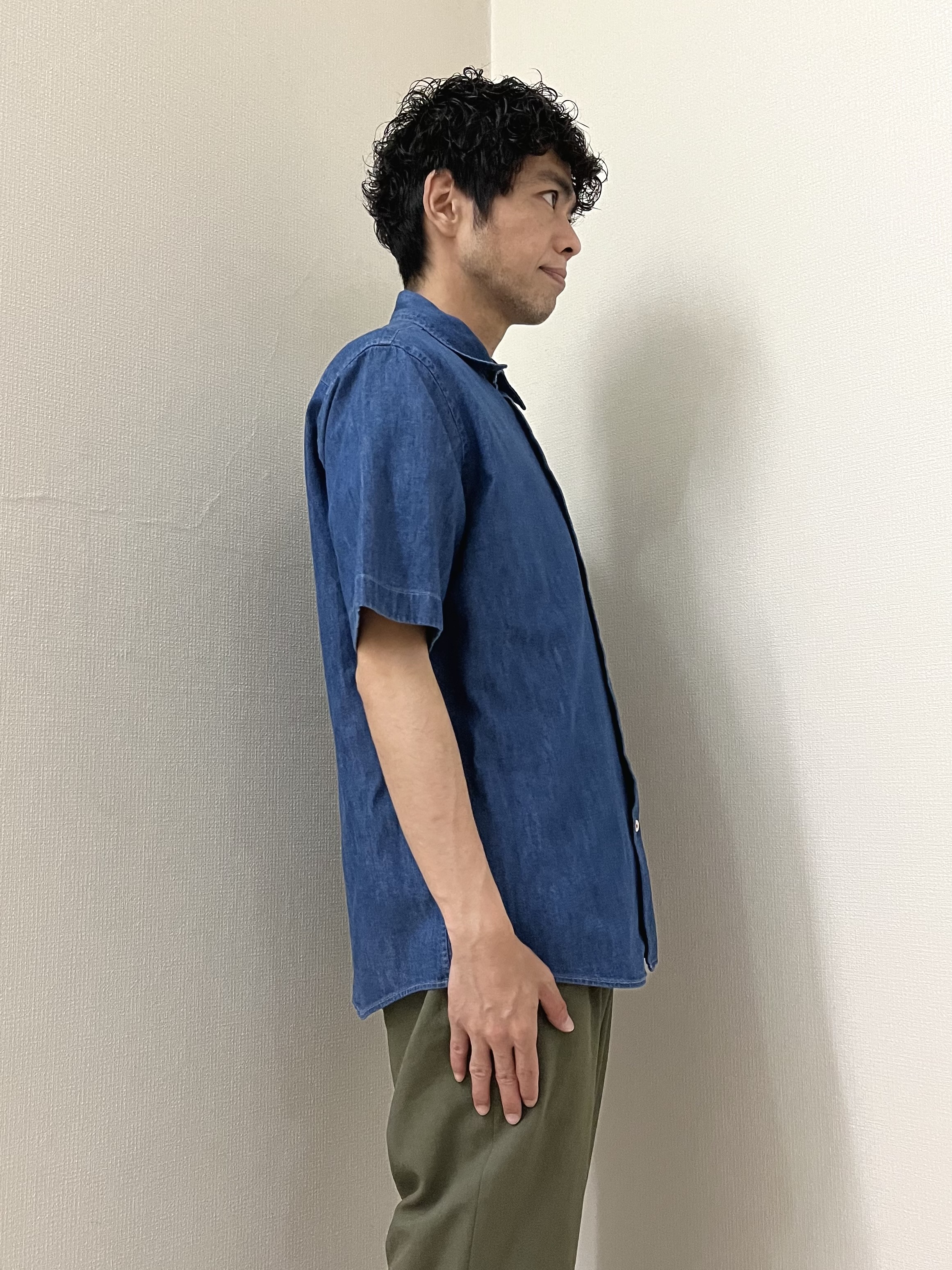 URAさんの「TAKEO KIKUCHI｜【BOWLER HAT LABEL】ボーラーハットウォーカー刺繍 半袖デニムシャツ」を使ったコーディネート