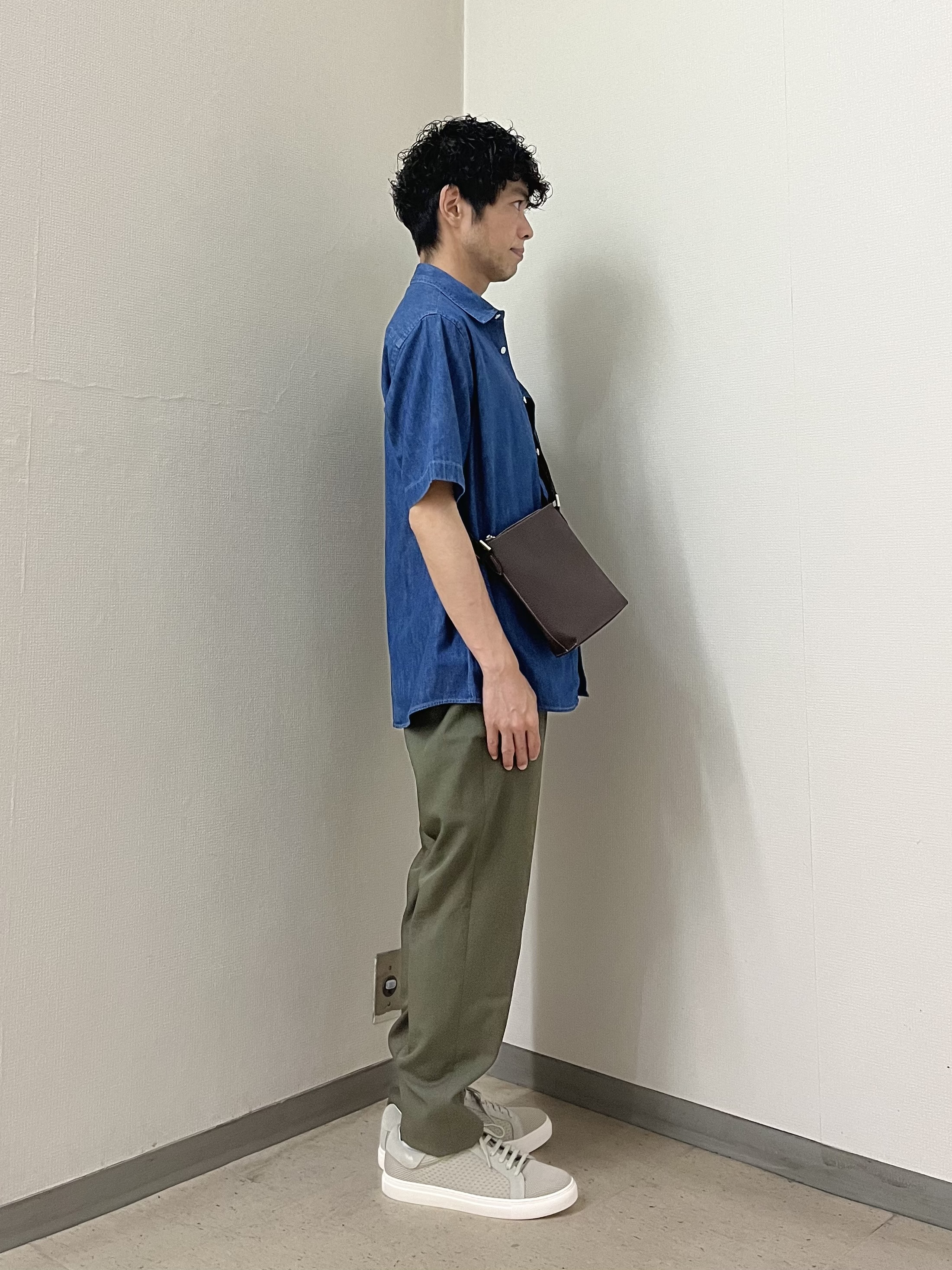 URAさんの「TAKEO KIKUCHI｜【BOWLER HAT LABEL】ボーラーハットウォーカー刺繍 半袖デニムシャツ」を使ったコーディネート