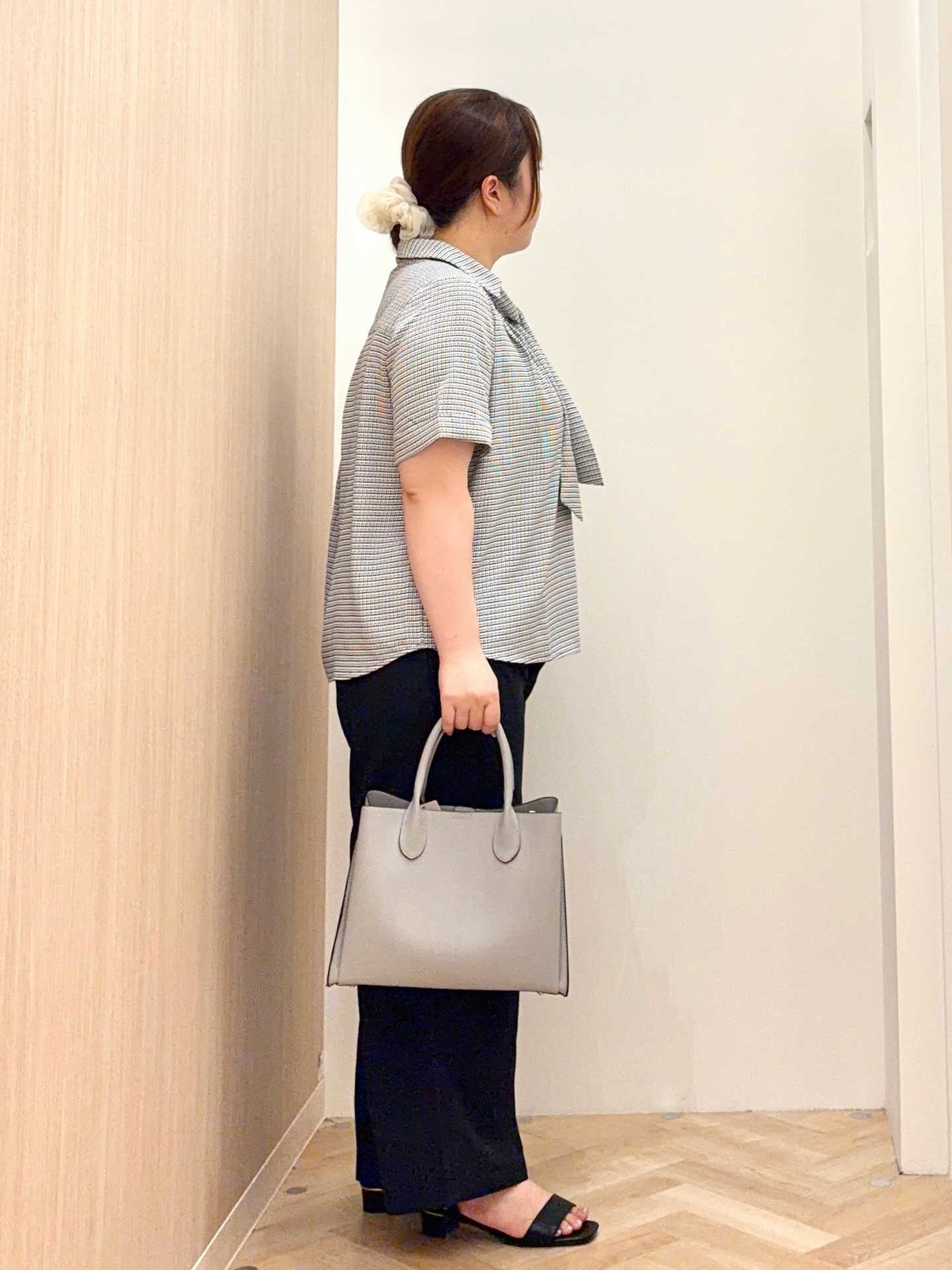 akariさんの「grove｜【洗える】チャーム付きマルチWAYボウタイブラウス」を使ったコーディネート
