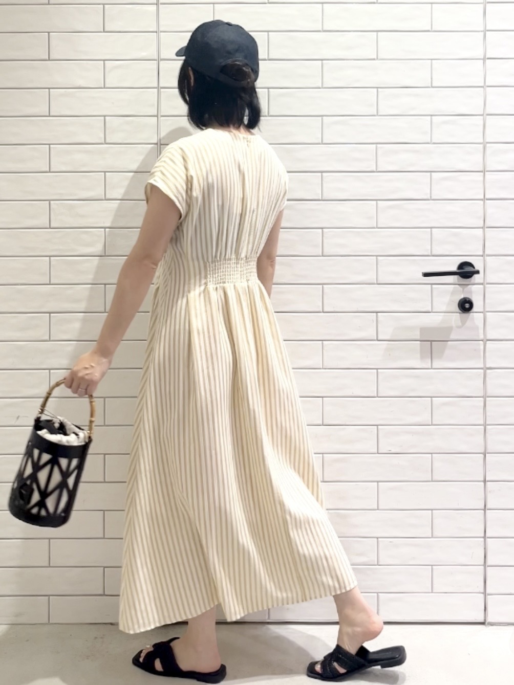 しおりさんの「OPAQUE.CLIP｜Vネックウエストタックワンピース【イージーアイロン/洗濯機OK】」を使ったコーディネート