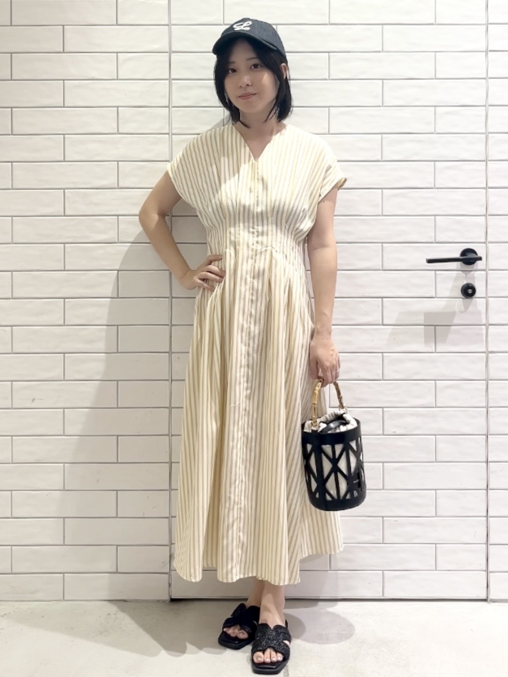しおりさんの「OPAQUE.CLIP｜Vネックウエストタックワンピース【イージーアイロン/洗濯機OK】」を使ったコーディネート