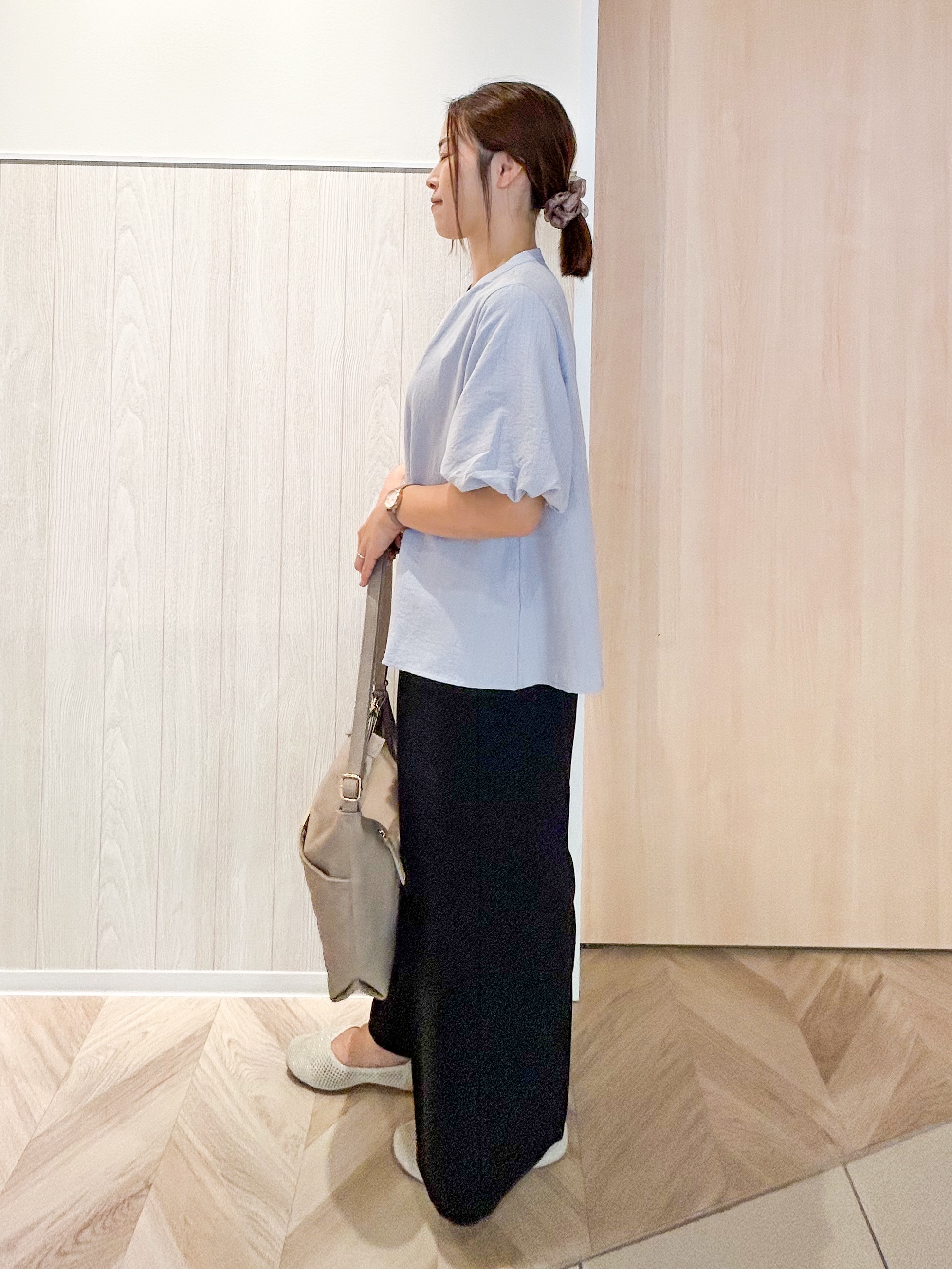 tomoさんの「SHOO･LA･RUE｜【洗濯機可】バルーンスリーブで二の腕カバー キーネック5分袖ブラウス」を使ったコーディネート
