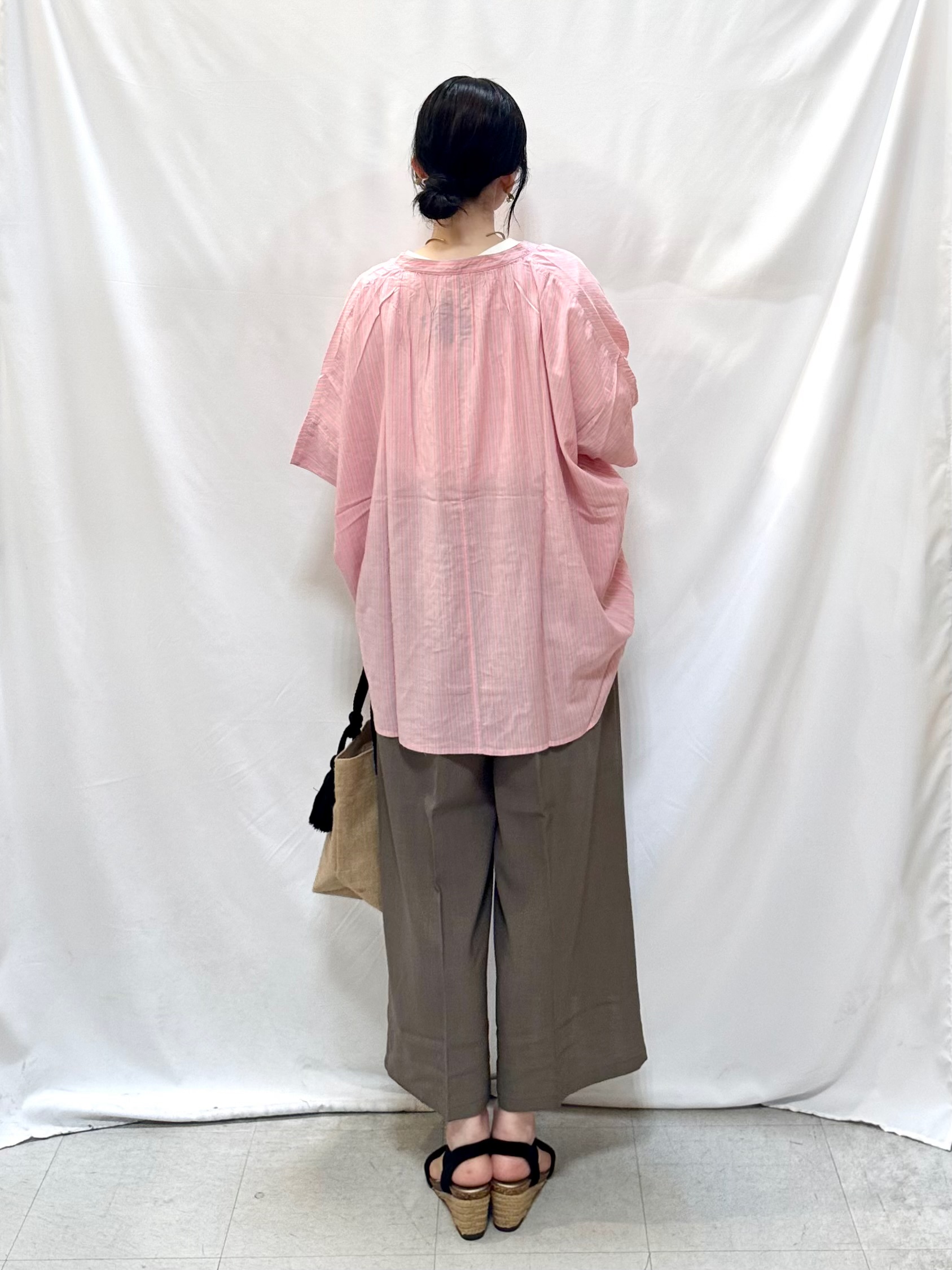 𝐇𝐢𝐫𝐨𝐦𝐢さんの「SHOO･LA･RUE｜【洗濯機可/体型カバー】二の腕隠れる ゆるっとドルマンバンドカラーシャツ」を使ったコーディネート