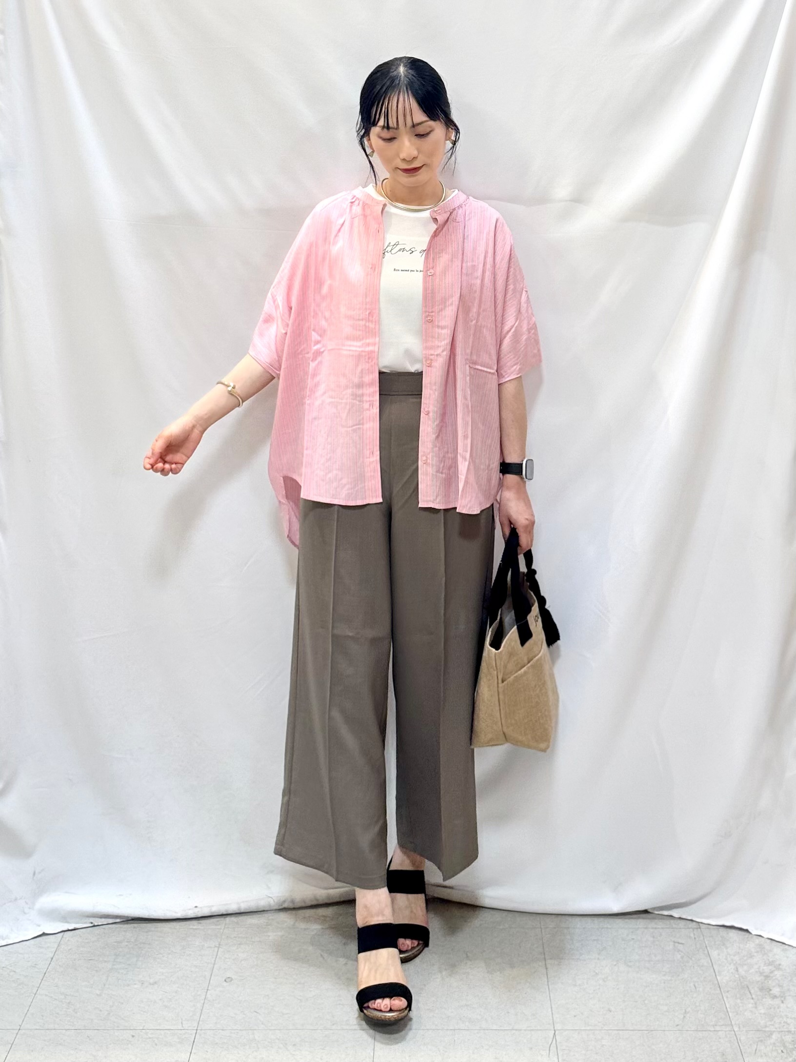 𝐇𝐢𝐫𝐨𝐦𝐢さんの「SHOO･LA･RUE｜【洗濯機可/体型カバー】二の腕隠れる ゆるっとドルマンバンドカラーシャツ」を使ったコーディネート